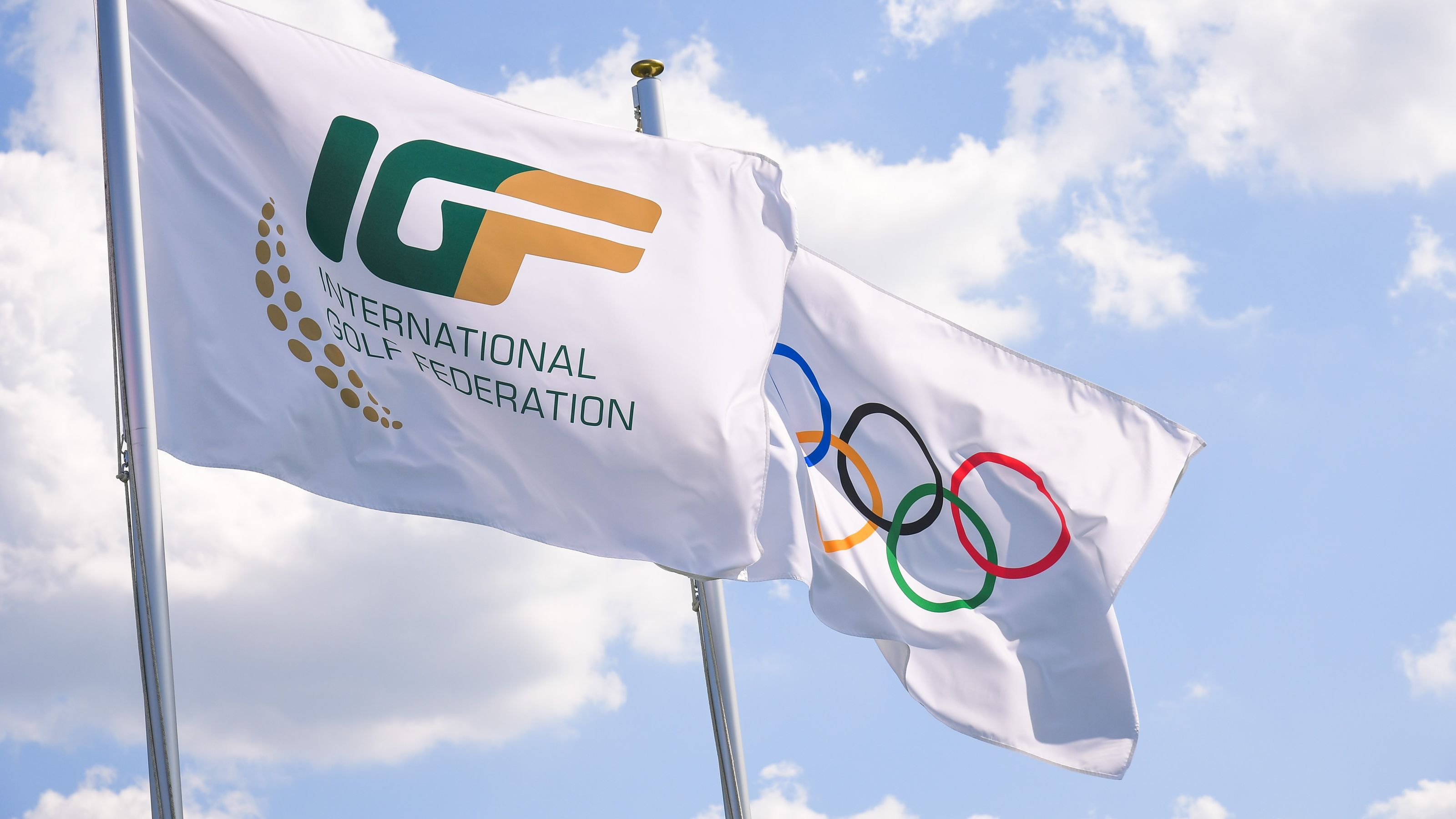 Golf (hier die Fahne der International Golf Federation) und Olympia (Fahne mit fünf Ringen) gehören zusammen. © Ben Jared/IGF