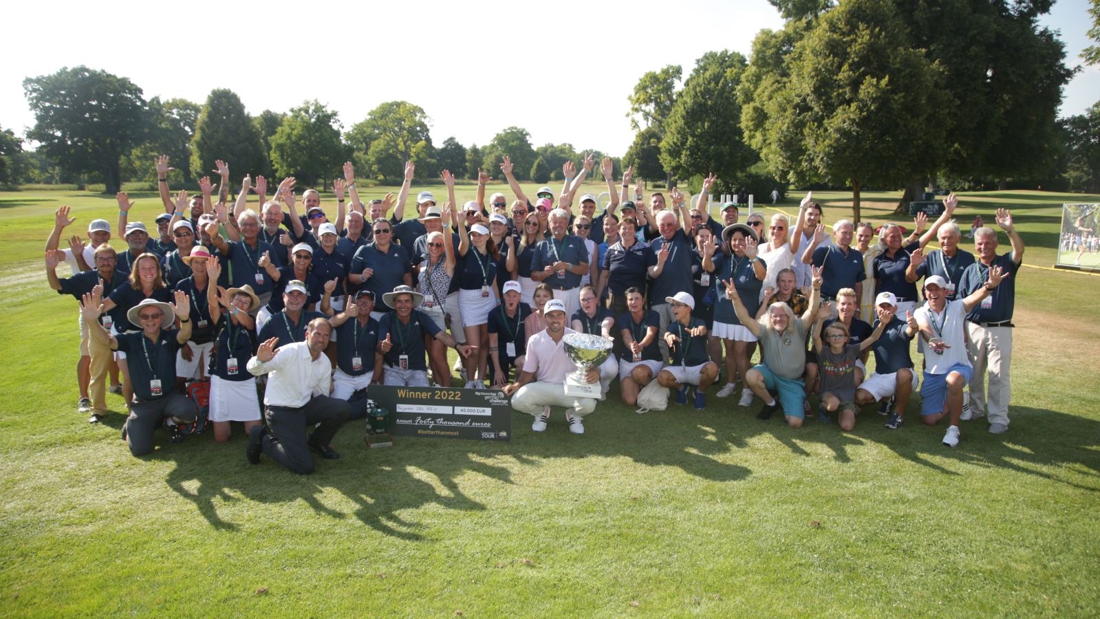 Platz 8 - Foto fürs Familienalbum: Alejandro del Rey, Sieger der Big Green Egg German Challenge powered by VcG, mit den Volunteers im Wittelsbacher GC. | © Johannes Simon/Getty Images