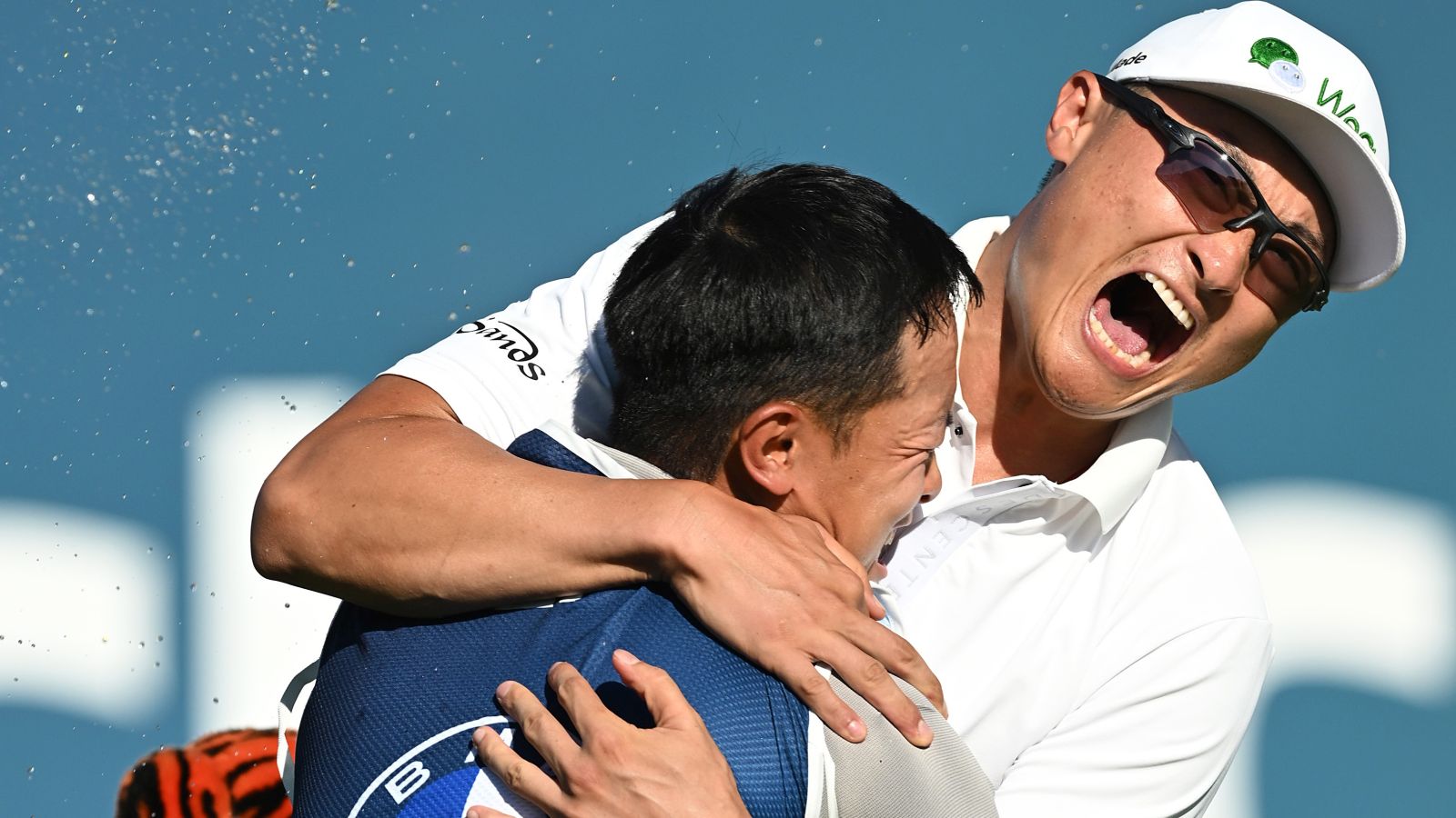 Platz 1 - Lucky Li: Der Chinese Haotong Li feiert den Sieg bei der BMW International Open 2022 in Eichenried ausgelassen mit seinem Caddie. | © Stuart Franklin/Getty Images