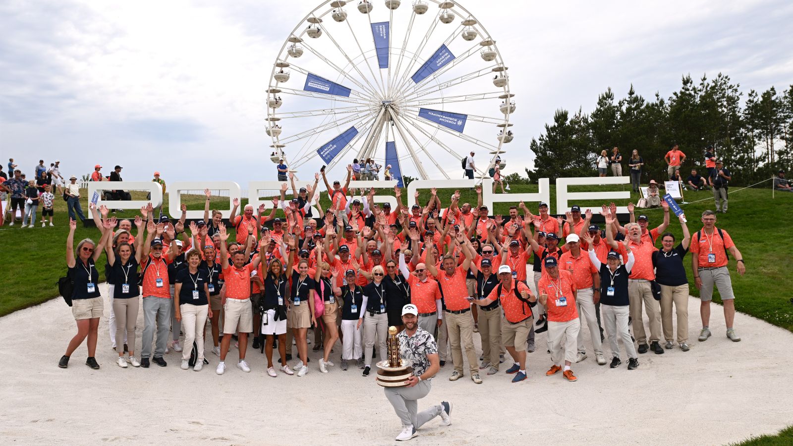 Platz 11 - Riesenfreude vorm Riesenrad: Porsche-European-Open-Champion Kalle Samooja mit den Volunteers in Hamburg. | © Stuart Franklin/Getty Images