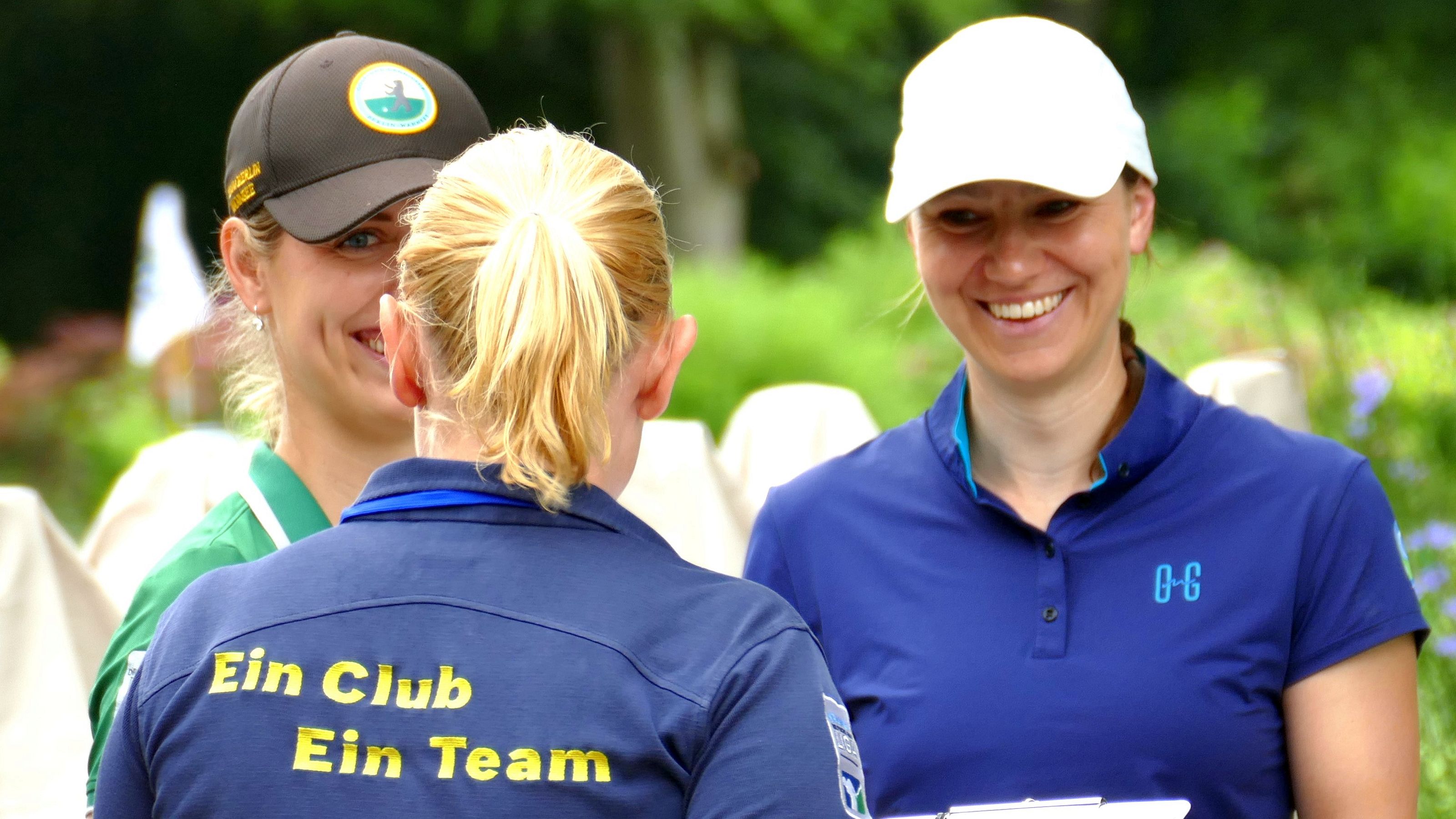 Alena Oppenheimer (r.) vom Stuttgarter GC Solitude kurz vor dem ersten Drive © DGV/Kirmaier