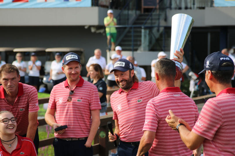 Charles-Henri Quelin nimmt den Pokal entgegen