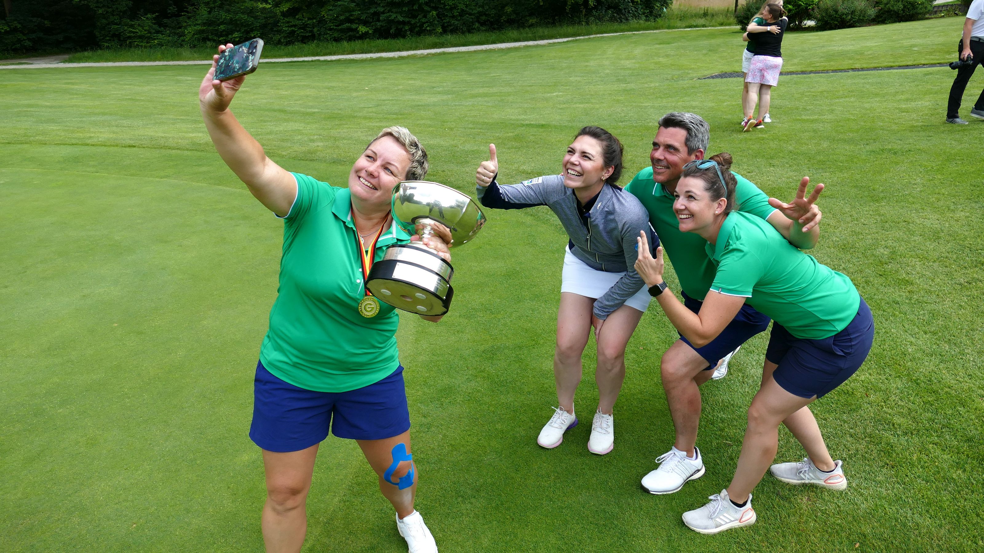 Sieger-Selfie: Team Olching feiert seine Deutsche Meisterin und Selfie-Knipserin Rachel de Heuvel. © DGV/Kirmaier