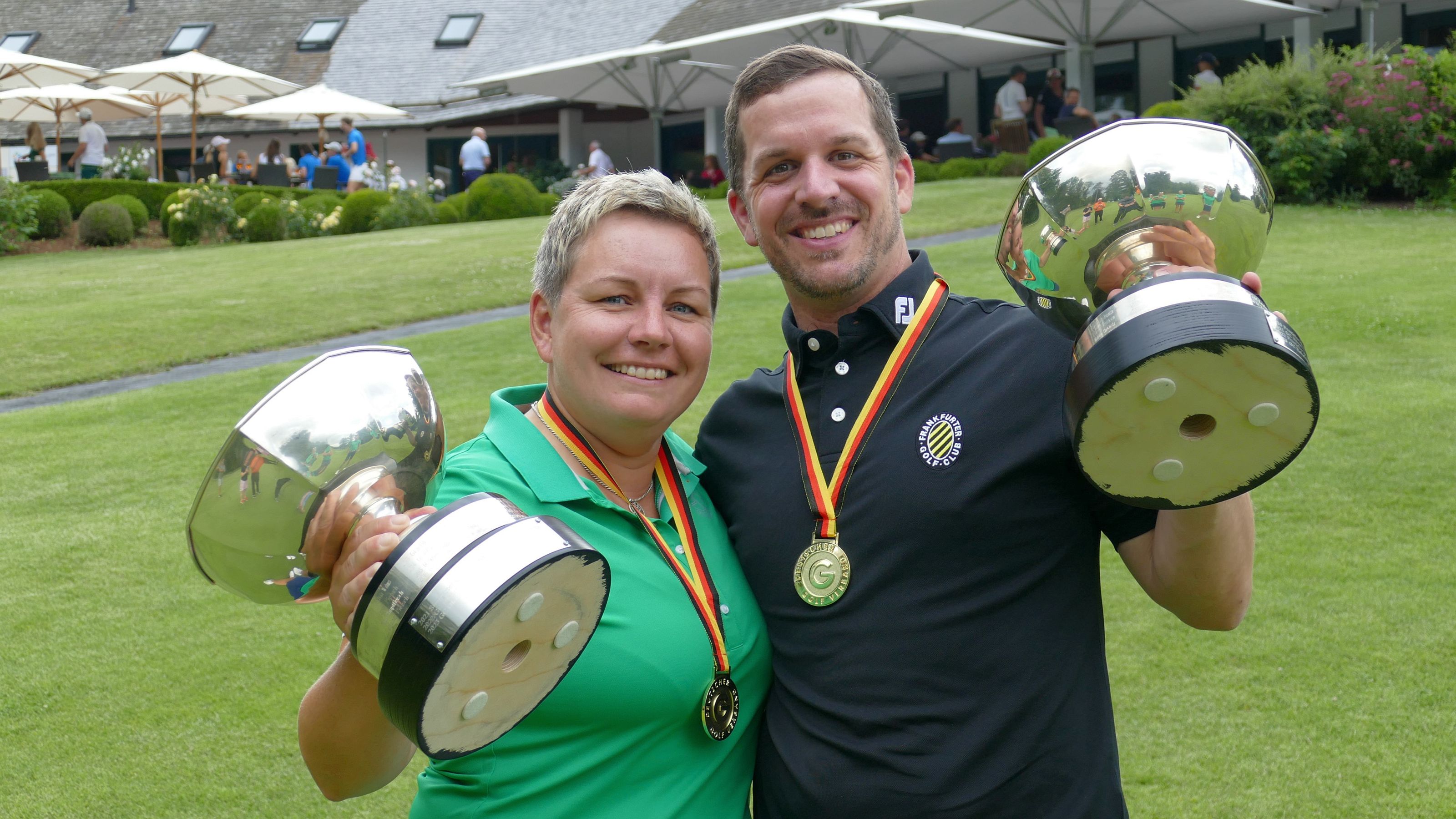 Pokale für die Champions: Rachel de Heuvel vom GC Olching und Stefan Wiedergrün vom Frankfurter GC © DGV/Kirmaier