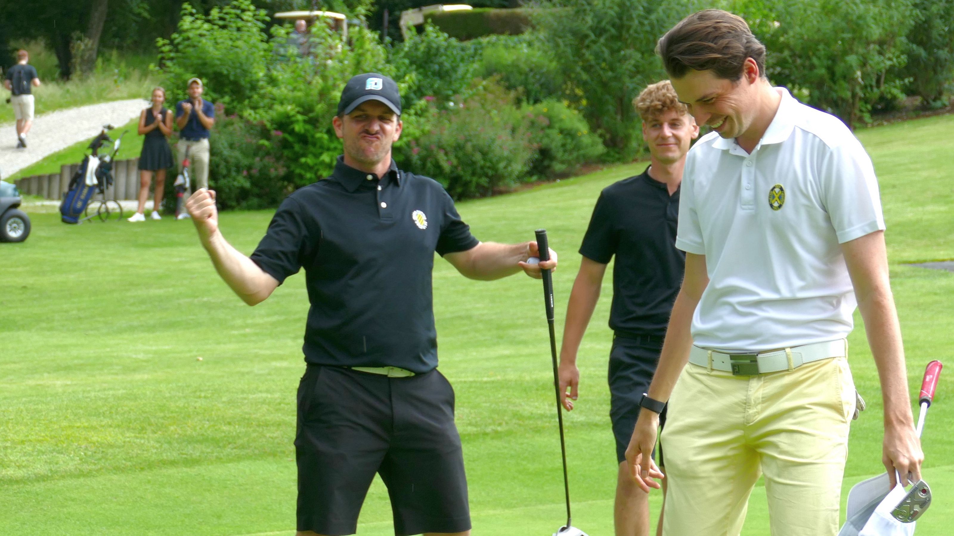 Letzter Putt zum Birdie gelocht: Stefan Wiedergrün (Frankfurter GC) feiert seinen Sieg in Feldafing. © DGV/Kirmaier