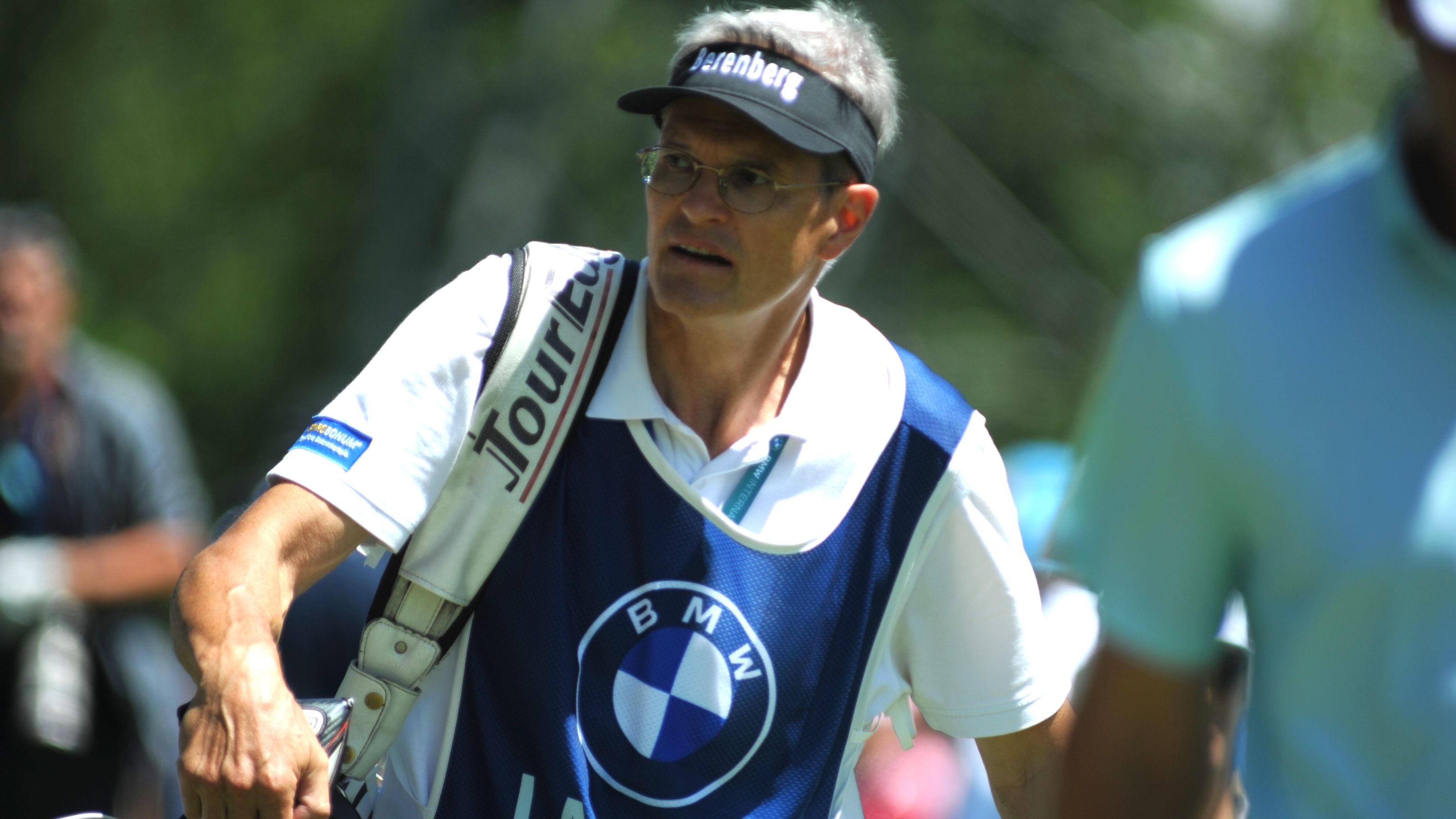 Norbert Dehoust ist Freund und Arzt von Bernhard Langer sowie sein Caddie bei der BMW International Open 2024 in Eichenried. © Michael Schellenberger