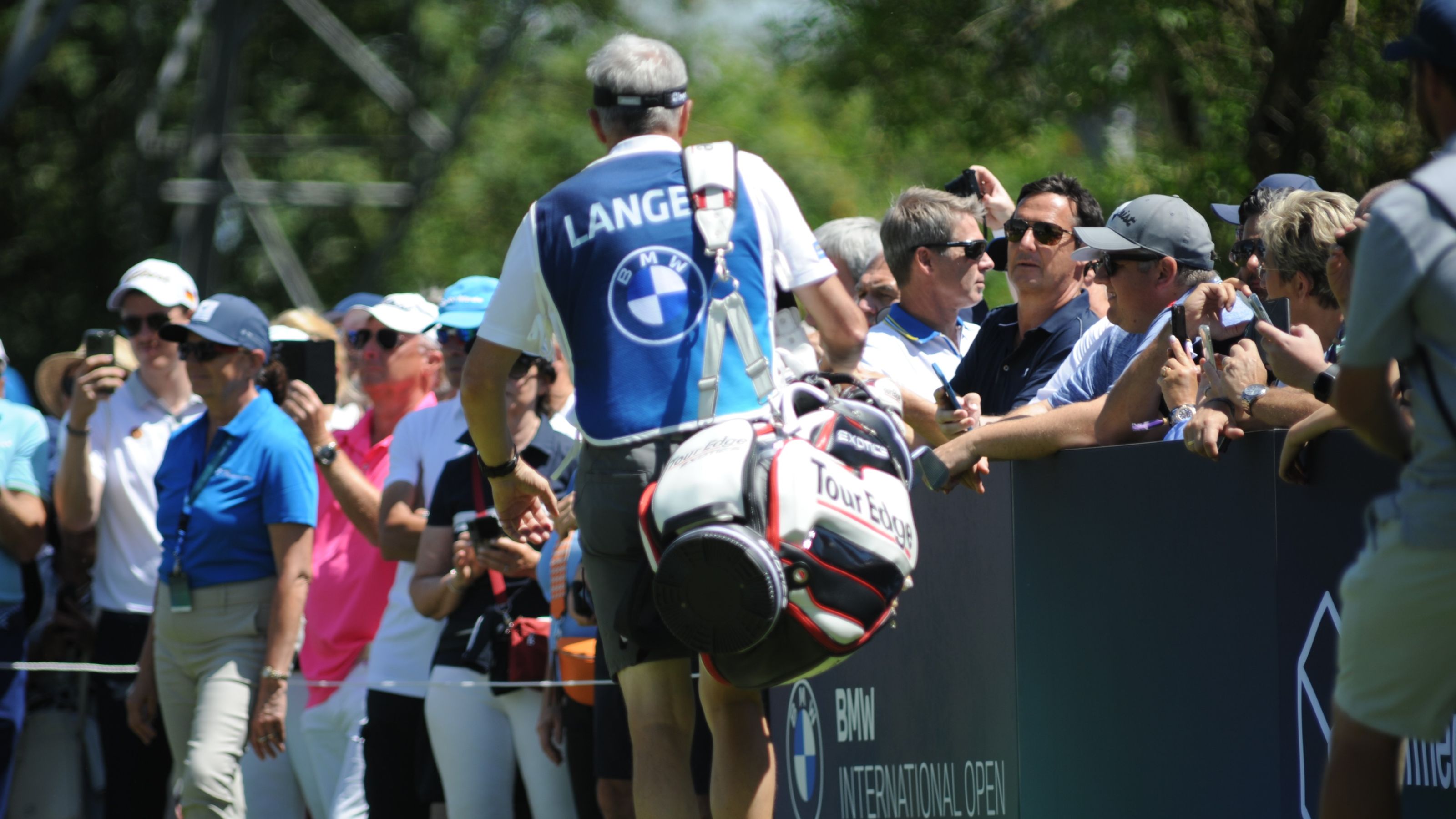 Norbert Dehoust ist Freund und Arzt von Bernhard Langer sowie sein Caddie bei der BMW International Open 2024 in Eichenried. © Michael Schellenberger