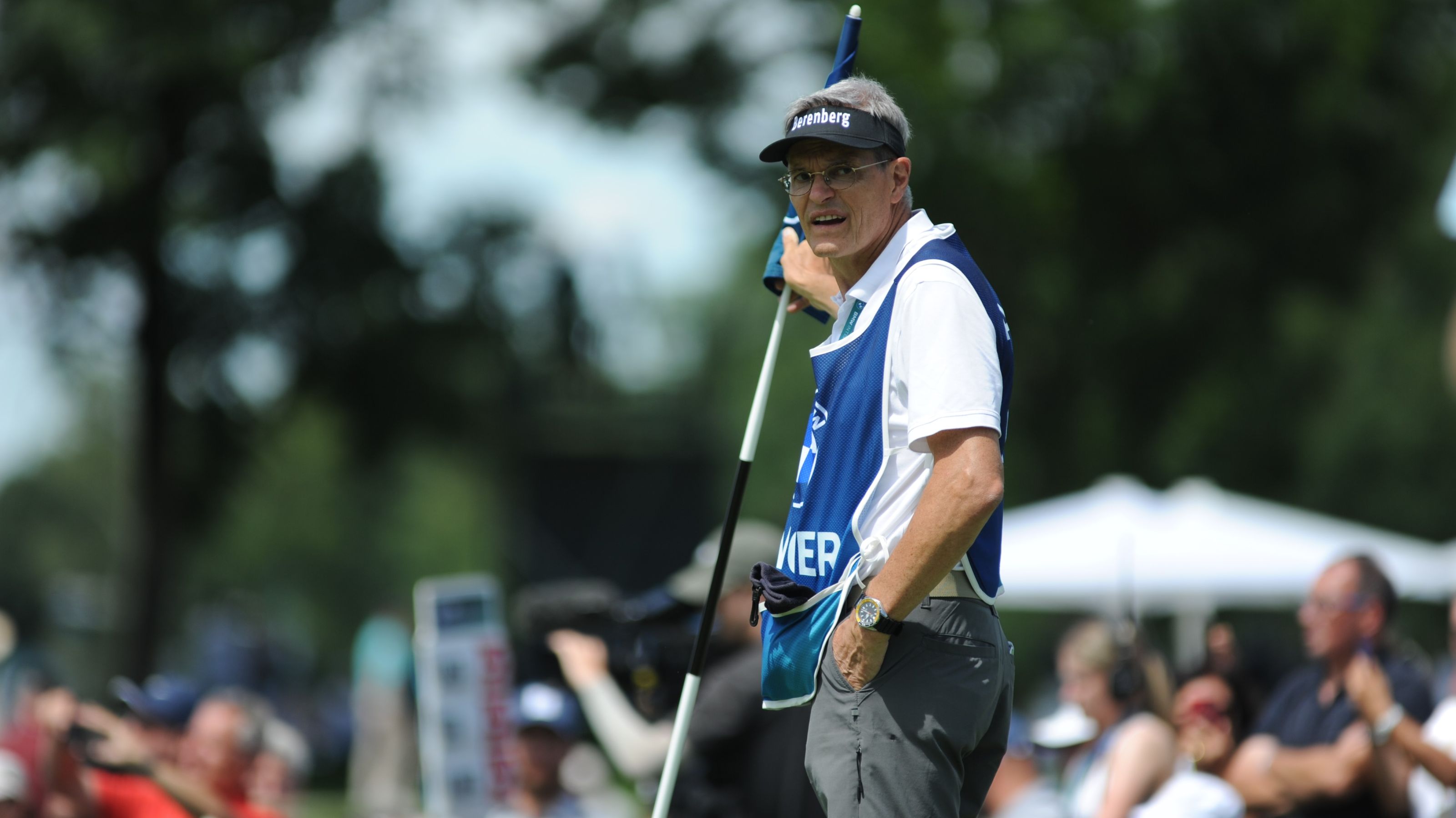 Norbert Dehoust ist Freund und Arzt von Bernhard Langer sowie sein Caddie bei der BMW International Open 2024 in Eichenried. © Michael Schellenberger