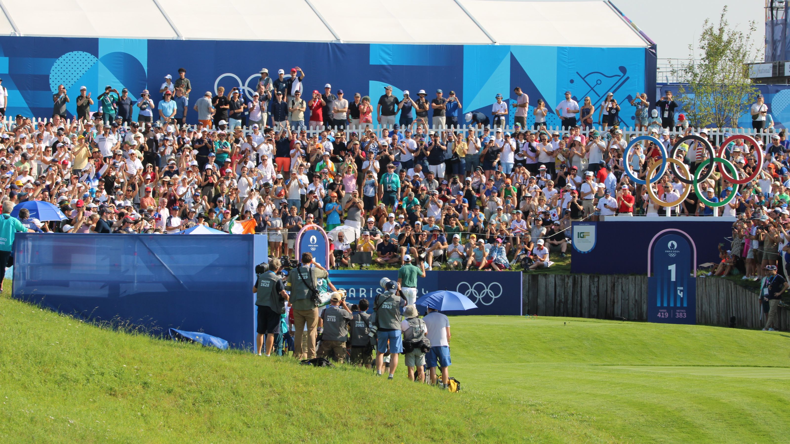 Rory McIlroy begrüßt die Fans an Tee eins. © DGV/Kirmaier