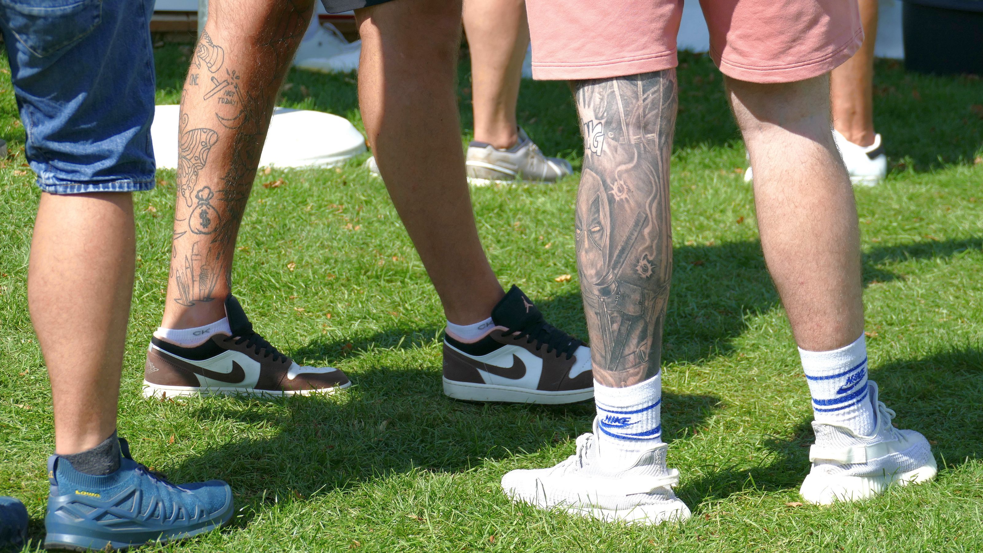 Fans mit Tattoos auf der Anlage am Donnerstag © DGV/Kirmaier