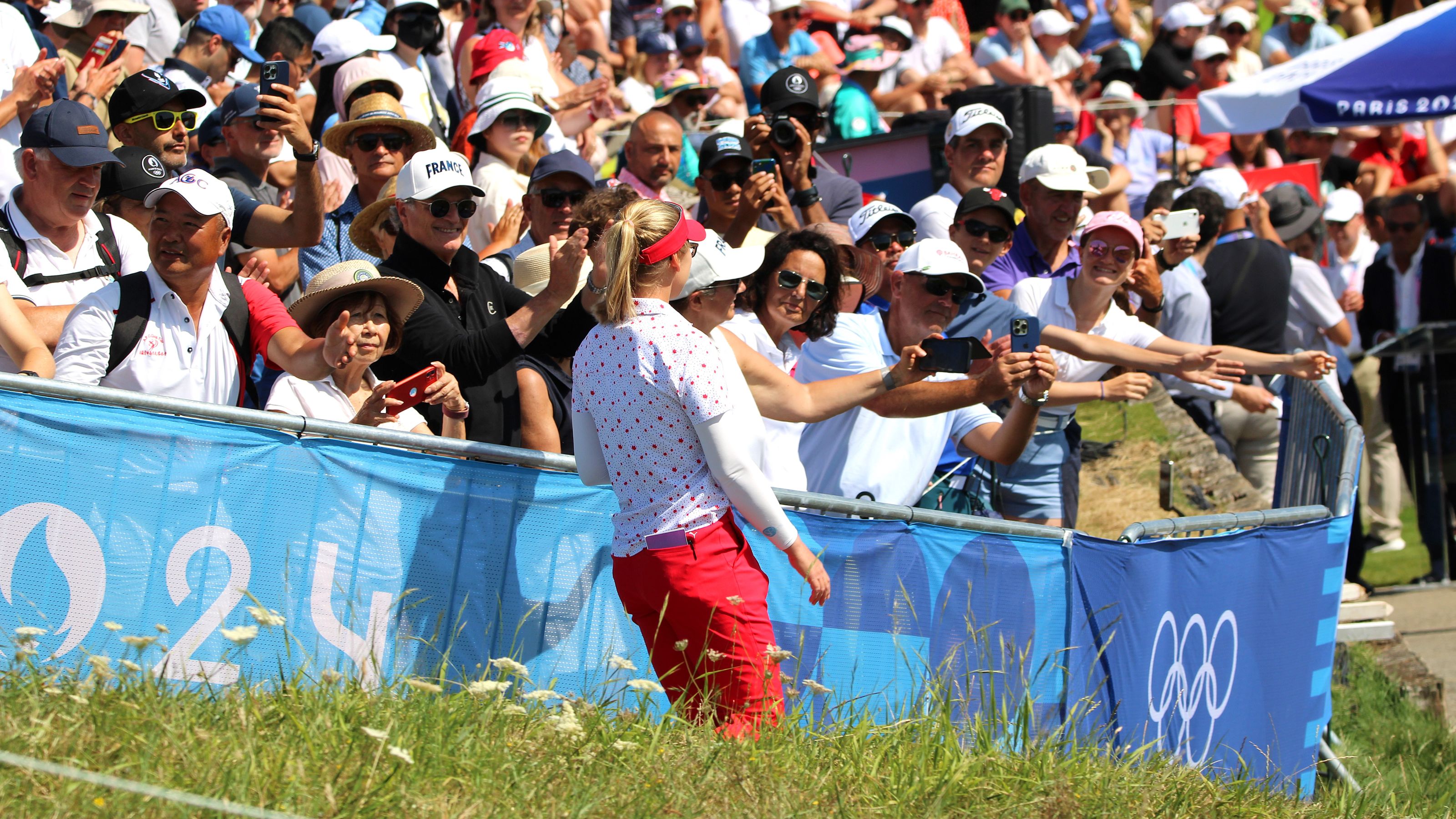 Die Kanadierin Brooke Henderson klatscht ihre Fans ab. © DGV/Kirmaier