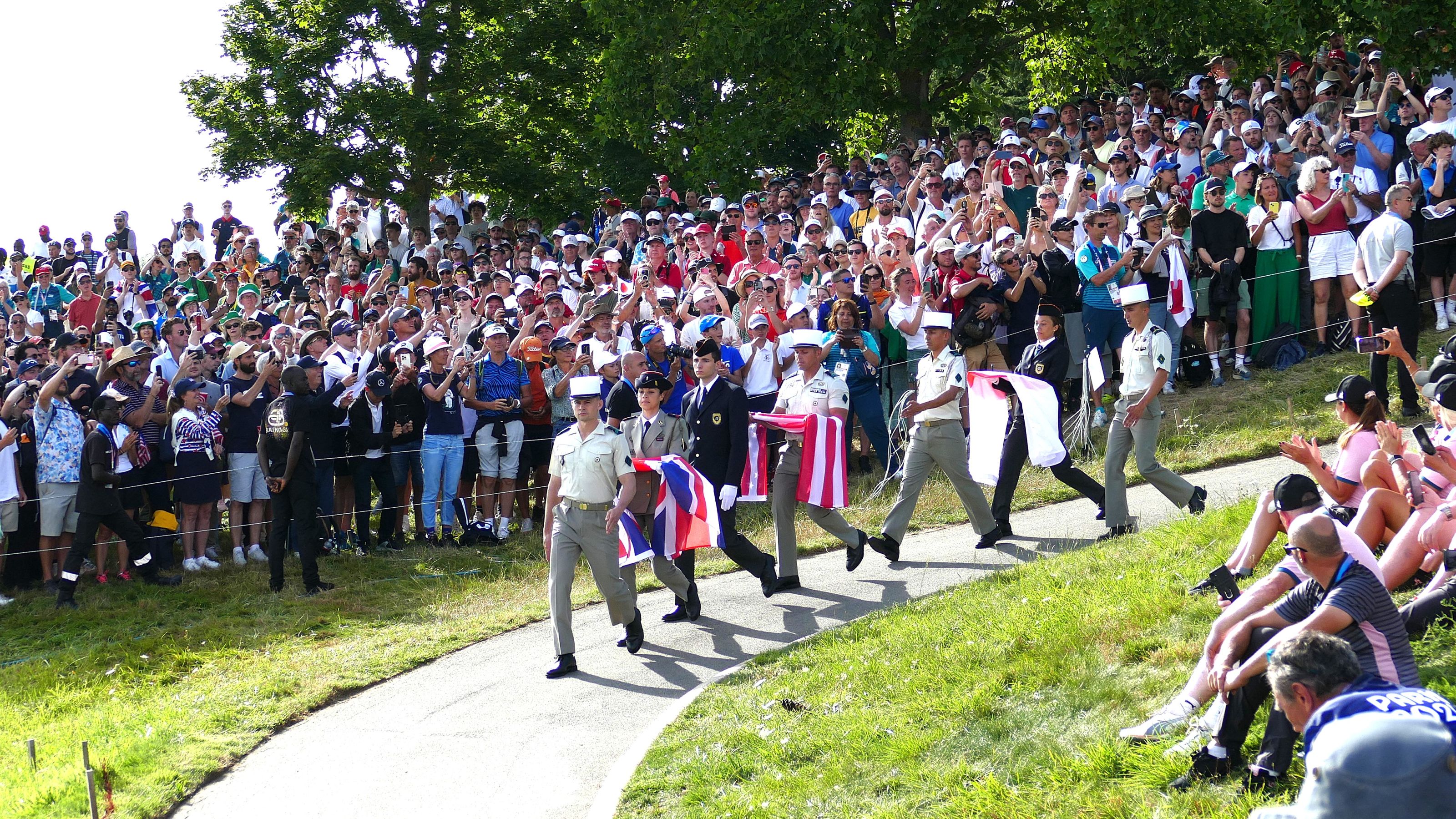 Die Präsentation der Flaggen kurz vor der Siegerehrung vor Grün 18 von Le Golf National © DGV/Kirmaier