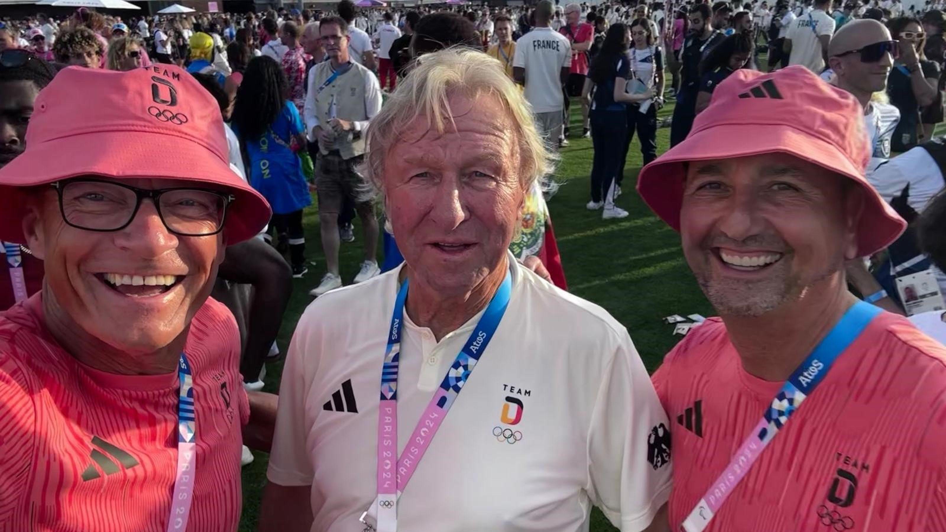 Marcus Neumann und Stephan Morales trafen Fußball-Trainer Horst Hrubesch. © Privat