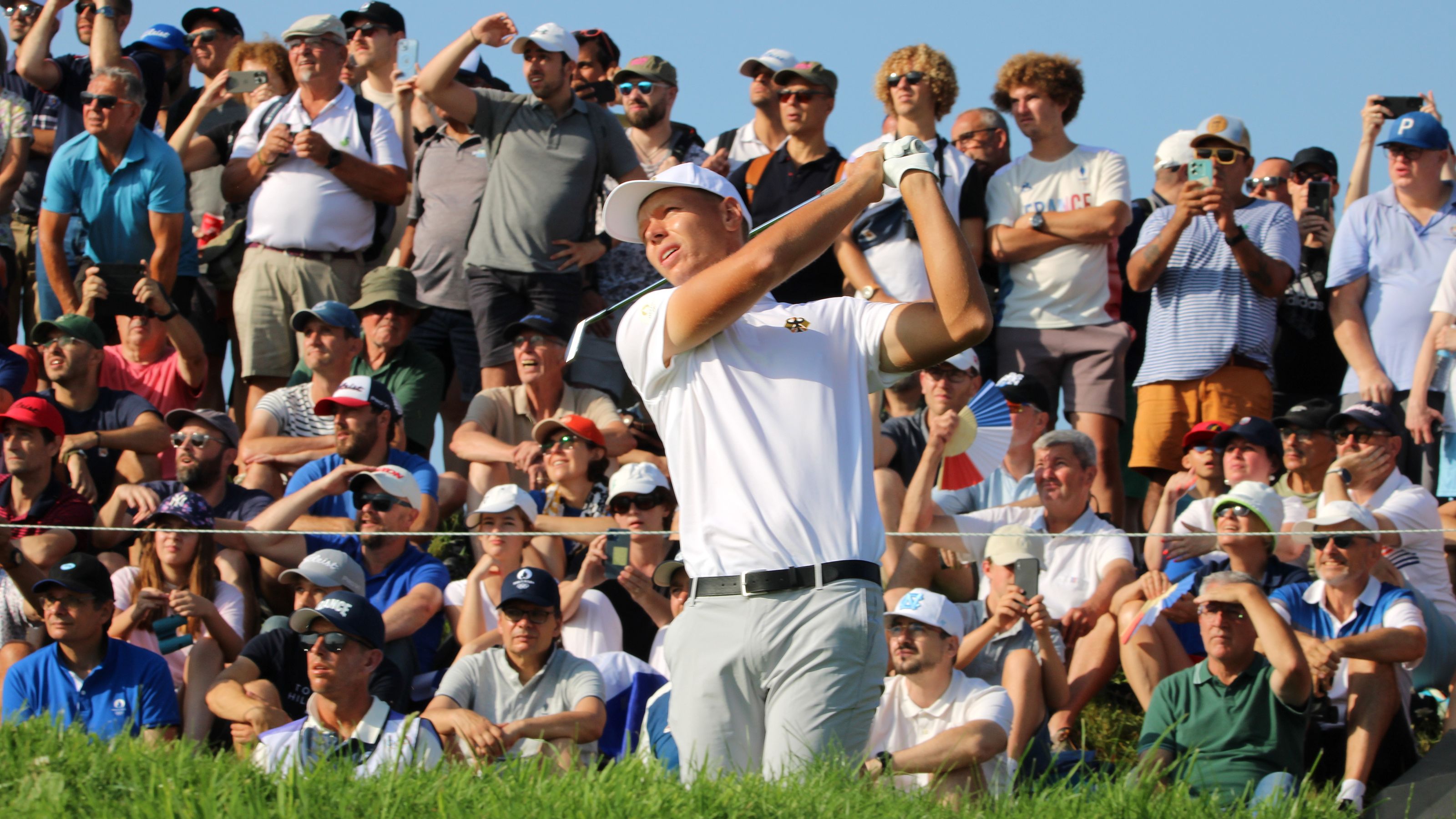 Die Schläge von Matti Schmid verfolgten zahlreiche Zuschauer am Fairwayrand. © DGV/Kirmaier