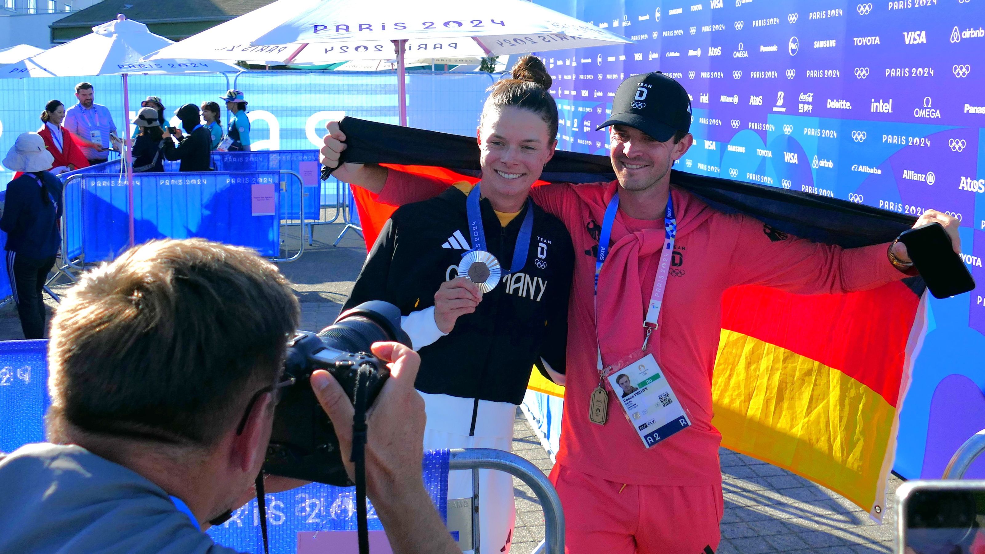 Erinnerungen an Olympia 2024 in Paris: Esther Henseleit mit Partner und Caddie Reece Philipps © DGV/Kirmaier