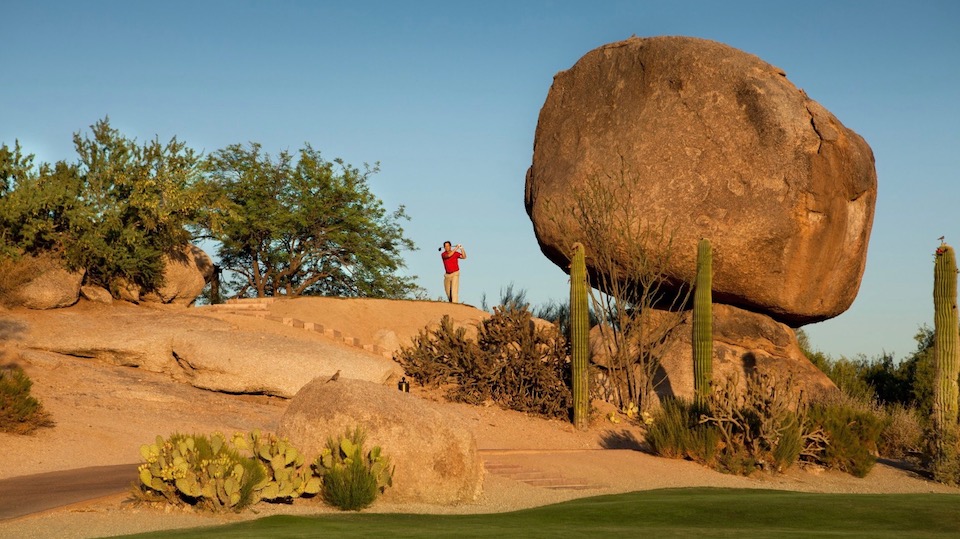 Drive mit Blick: Das Panorama beider Plätze im Boulders Club ist überwältigend. Teilweise spielen Sie zwischen riesigen Felsen. | © Experience Scottsdale