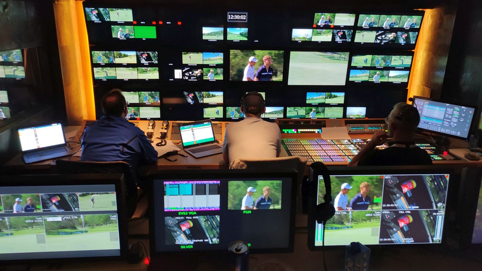 Golf.de in der Zentrale der weltweiten TV-Premiere des Challenge-Tour-Grand-Final auf Mallorca: In diesem Truck laufen alle Drähte zusammen. © Kirmaier