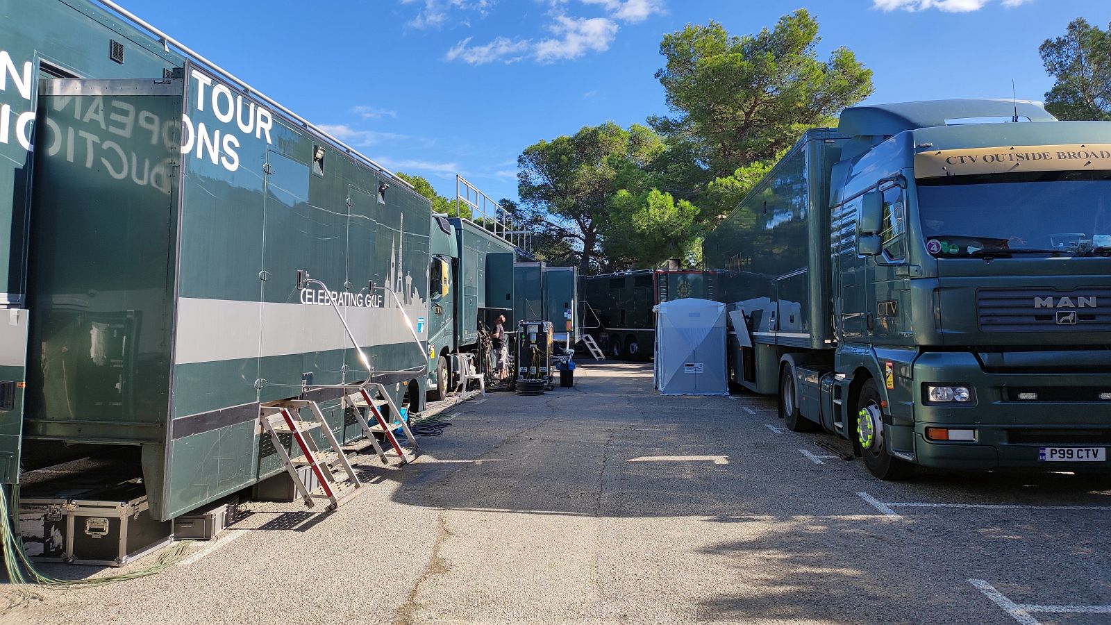 Auf dem Parkplatz des Club de Golf Alcanada geht es in diesen Tagen zu wie bei einem Event der DP World Tour. © Kirmaier