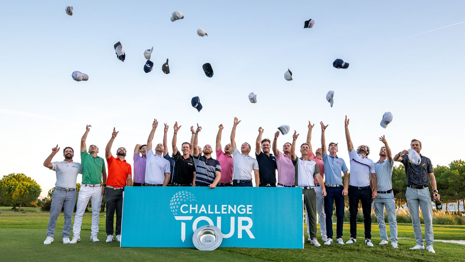 19 der 20 Aufsteiger, die sich beim Grand Final der Challenge Tour für die DP World Tour qualifizierten - der Südafrikaner JC Ritchie musste bereits zum Flughafen. © Octavio Passos/Getty Images