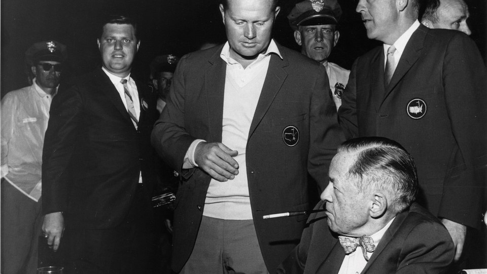 1971: Bobby Jones (im Bild sitzend, stehend: Jack Nicklaus) gewann 1930 den Grand Slam, entwarf mit Alistair MacKenzie den Augusta National und rief wenig später das Masters ins Leben. 1971 stirbt er im Alter von 69 Jahren.
| © Augusta National/Getty Images