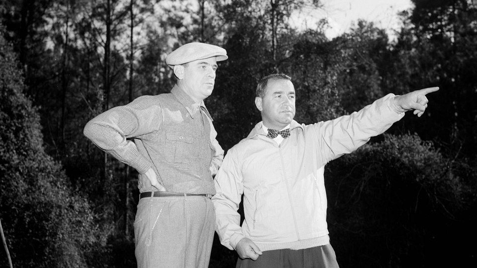 Gene Sarazen zeigt Chairman Clifford Roberts, wo ihm sein berühmtes Albatros gelang. | © Augusta National/Getty Images