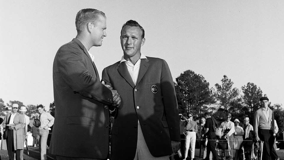 1963: Ein fester Händedruck zweier Augusta-Legenden. Jack Nicklaus feiert seinen ersten von sechs Masters-Siegen. Arnold Palmer verhilft seinem Kontrahenten ins Grüne Jackett. | © Augusta National/Getty Images