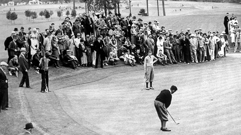 Bobby Jones puttet, der spätere Sieger Horton Smith sieht zu. Szenen vom ersten Masters der Geschichte im Jahr 1934.
| © Augusta National/Getty Images