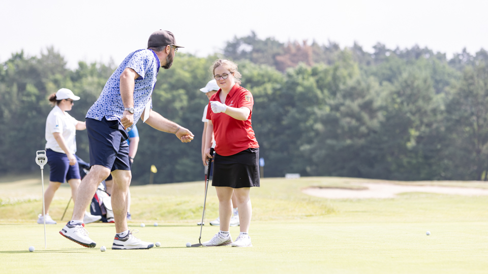 Johannes Redmer, Clubmanager des gastgebenden GC Bad Saarow, begrüsst Emily Träm vom GC Hösel