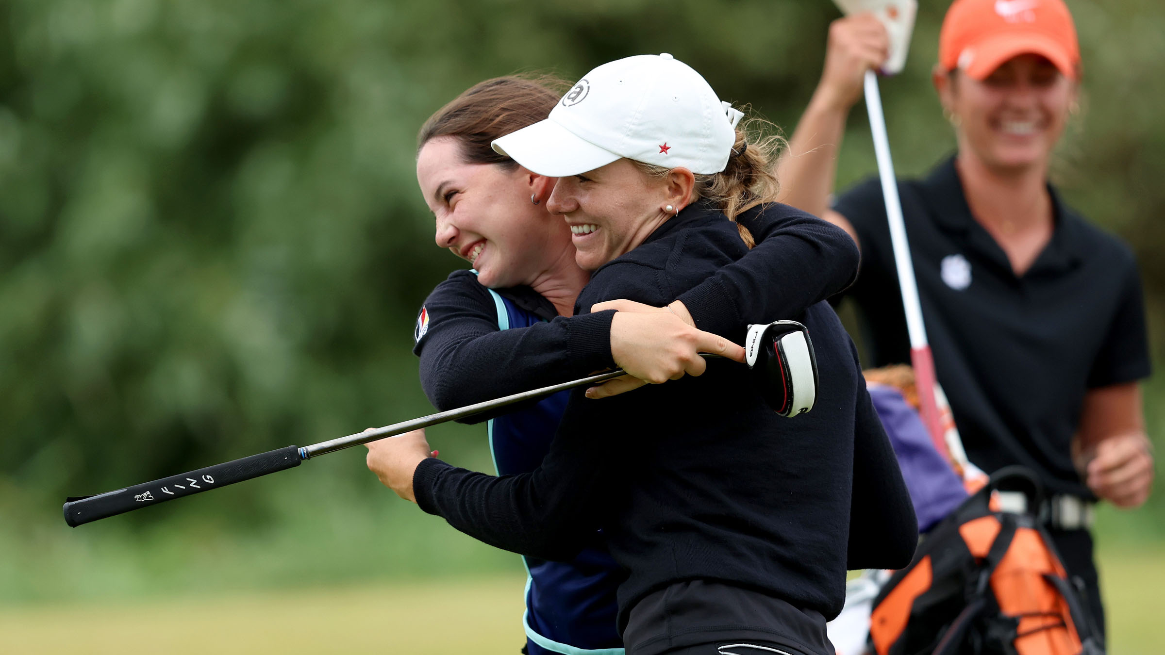 Jubel nach dem Sieg: Chiara Horder mit Charlotte Back am Bag