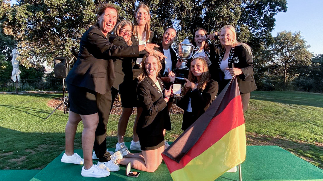 Da ist das Ding! Endlich können die deutschen Damen den Pokal in der Hand halten.