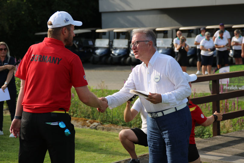 Platz sechs für Deutschland: Team-Kapitän Timo Klischan und Achim Battermann, Stellvertretender Präsident des Deutschen Golf Verbands und Präsidiumsmitglied der EGA