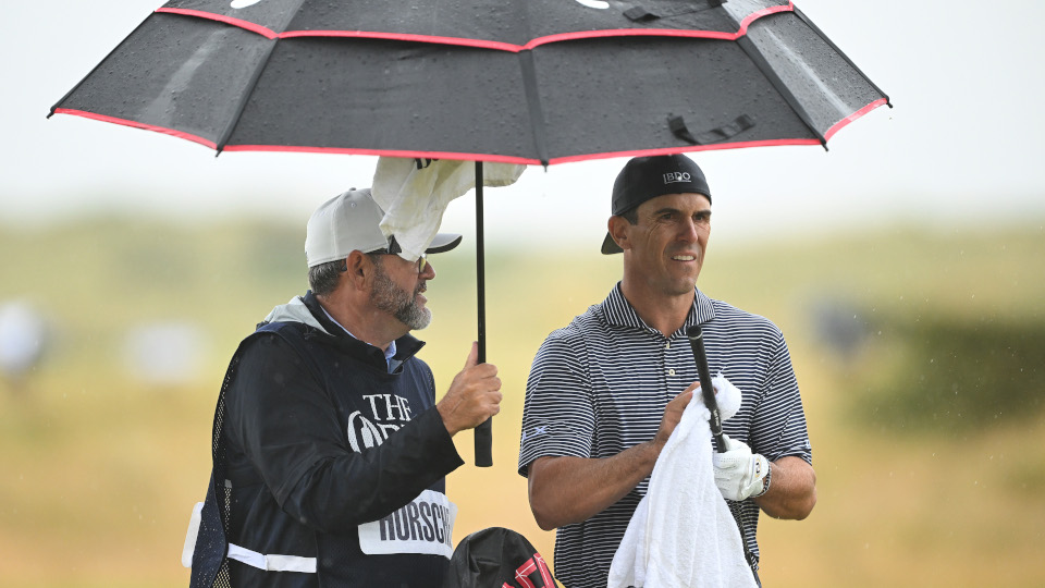 Gewohntes Bild an Tag drei der Open: Billy Horschel beim Trocknen seines Griffs.