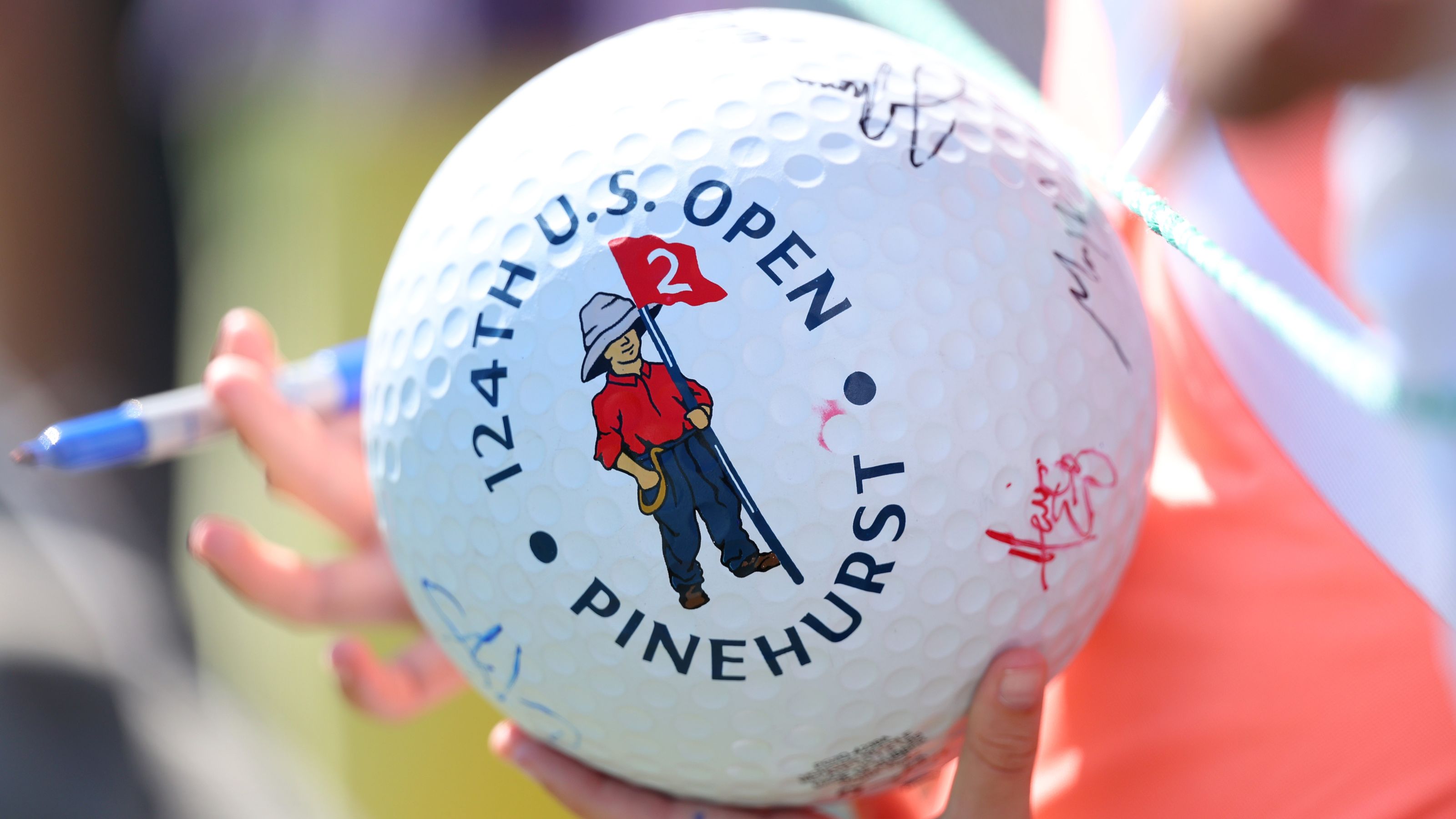 Übergroßer US-Open-Golfball: Und welche große Namen sind beim Major im engeren Favoritenkreis? © Andrew Redington/Getty Images