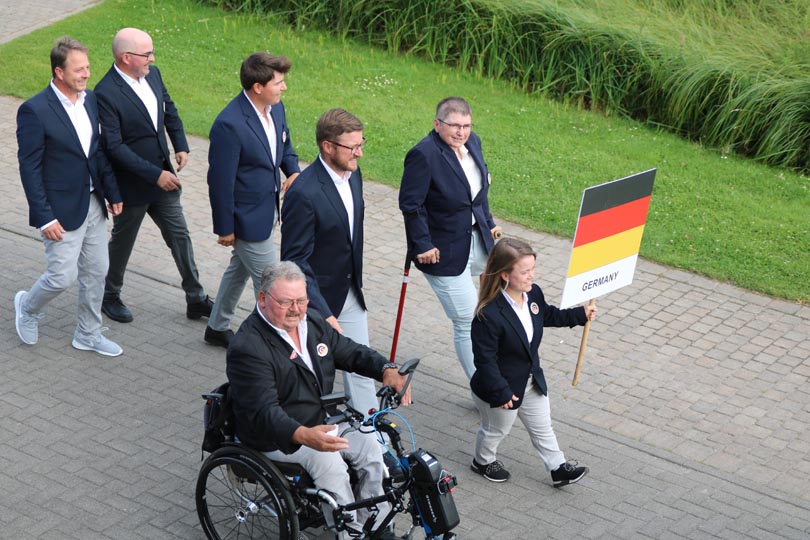 Team Deutschland beim Einlauf mit Fahnenträgerin Jennifer Sräga