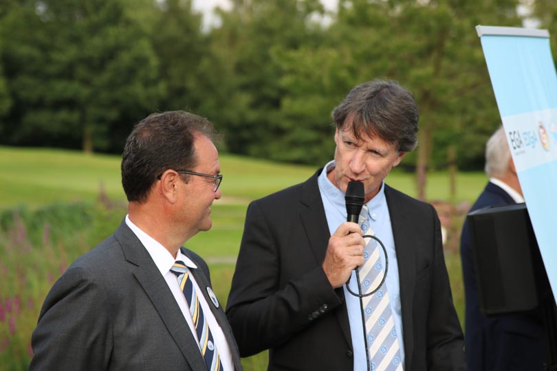 Markus Hombrecher (Präsident GC Hösel) und Jörg Schlockermann (Vorstand DGV) 