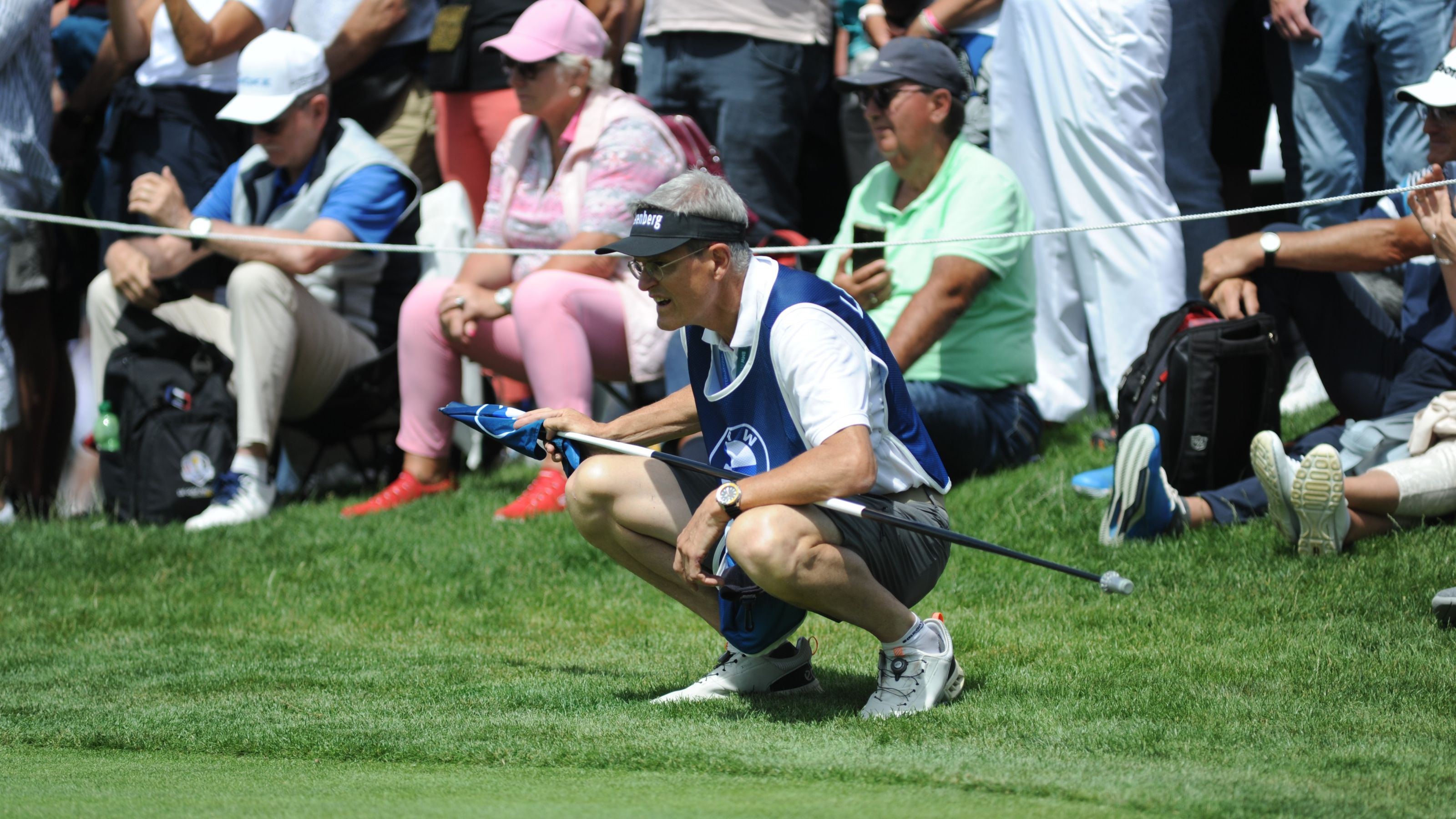 Norbert Dehoust ist Freund und Arzt von Bernhard Langer sowie sein Caddie bei der BMW International Open 2024 in Eichenried. © Michael Schellenberger