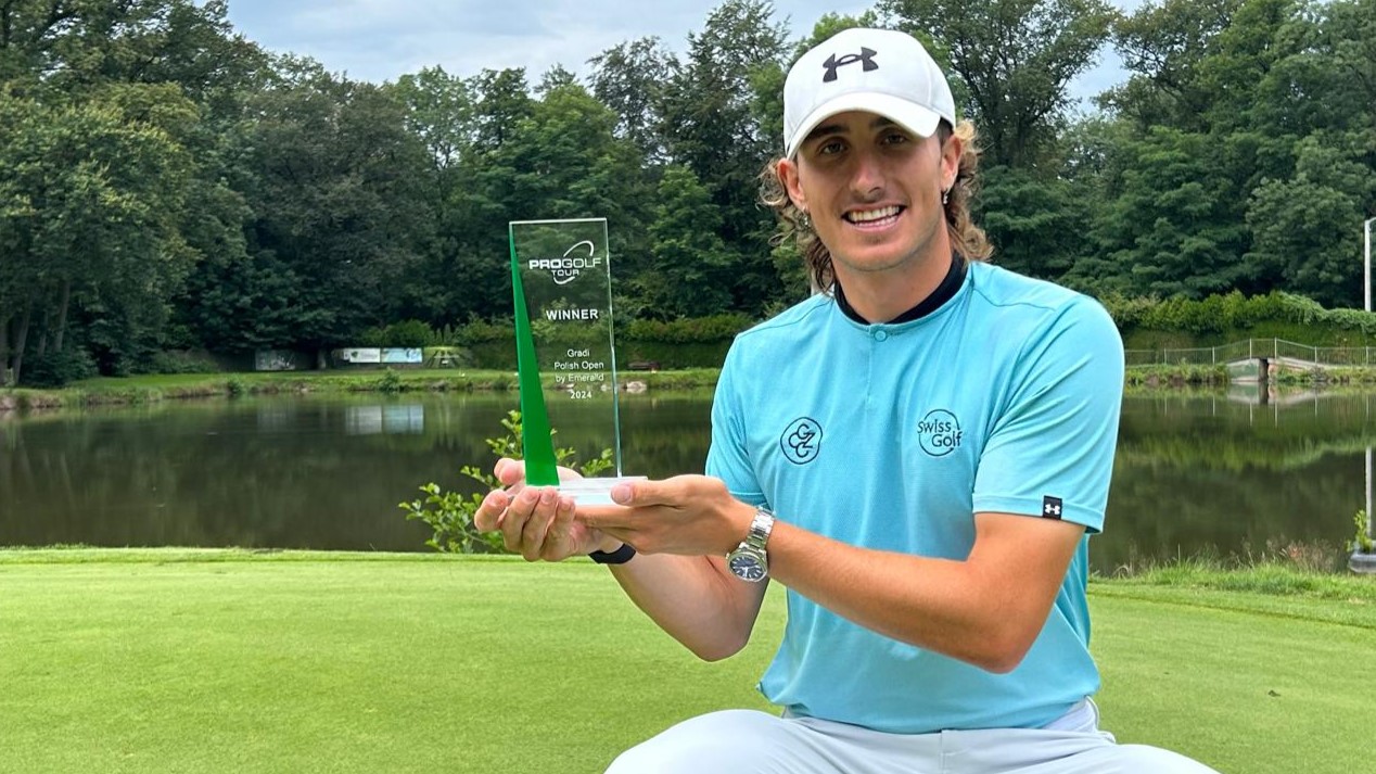 Champion Cédric Gugler mit dem Siegerpokal.