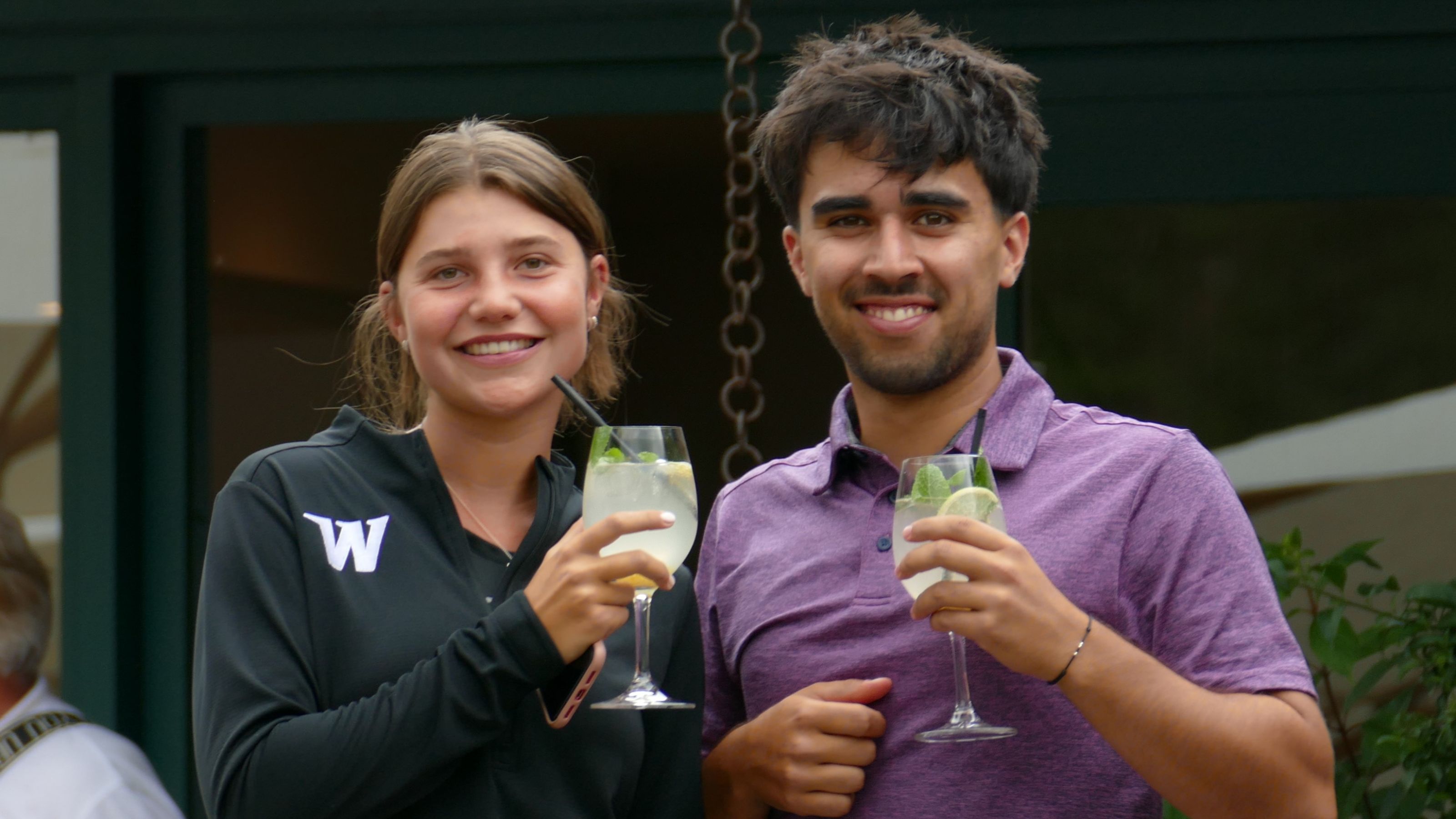 Die Glücksbringer: Sophia Ratberger malte ihrem Clubkollegen das Kleeblatt auf den Ball, Pablo Brunner trug als Caddie das Bag von Daniel Schmieding.