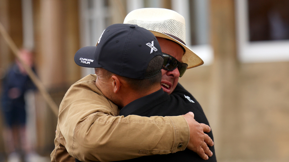 Xander Schauffele umarmt seinen Papa Stefan nach seinem Sieg bei der 152. Open Championship.