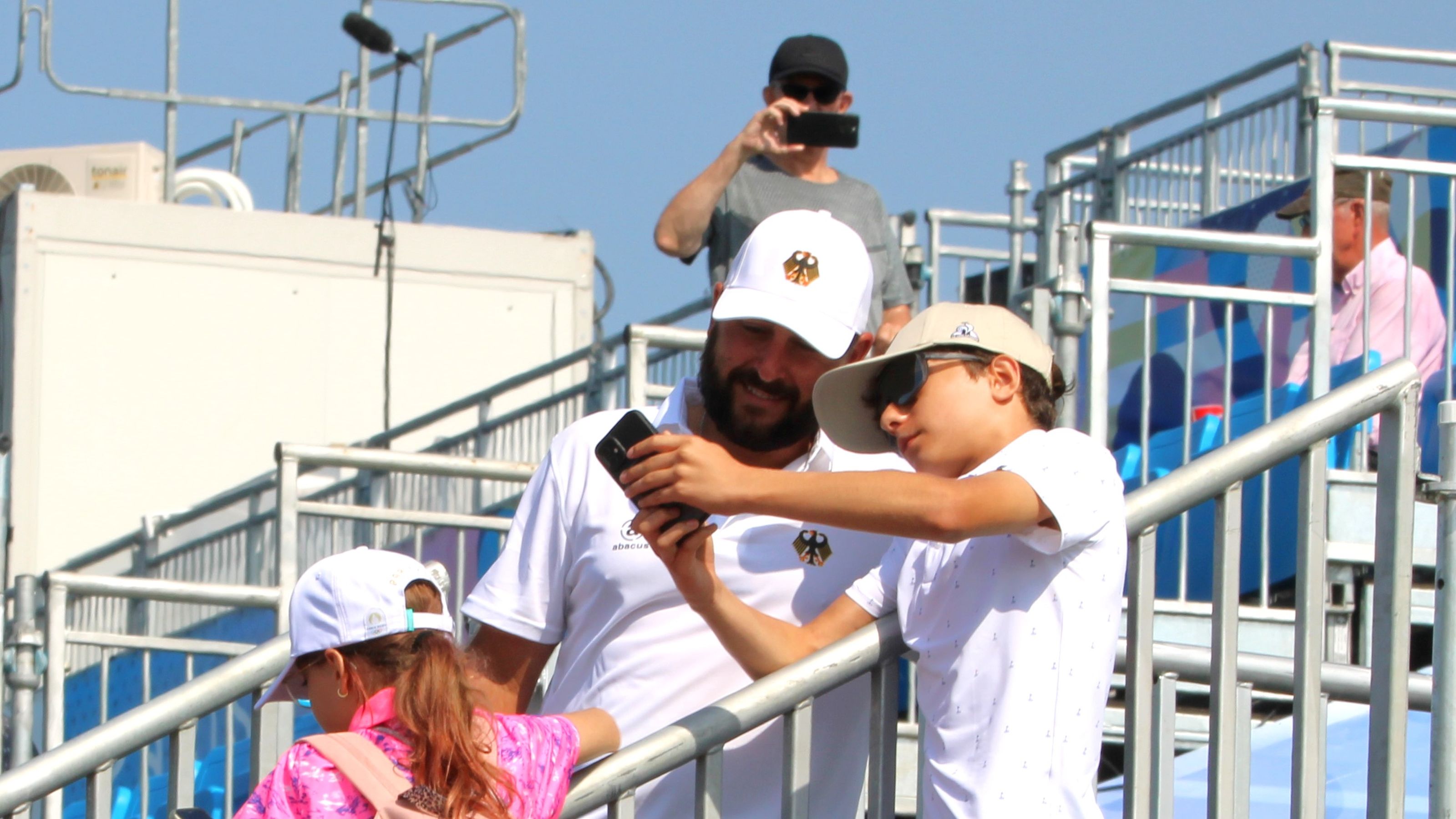 Stephan Jäger nahm sich kurz vor dem ersten Drive noch Zeit für ein Selfie mit Fan. © DGV/Kirmaier