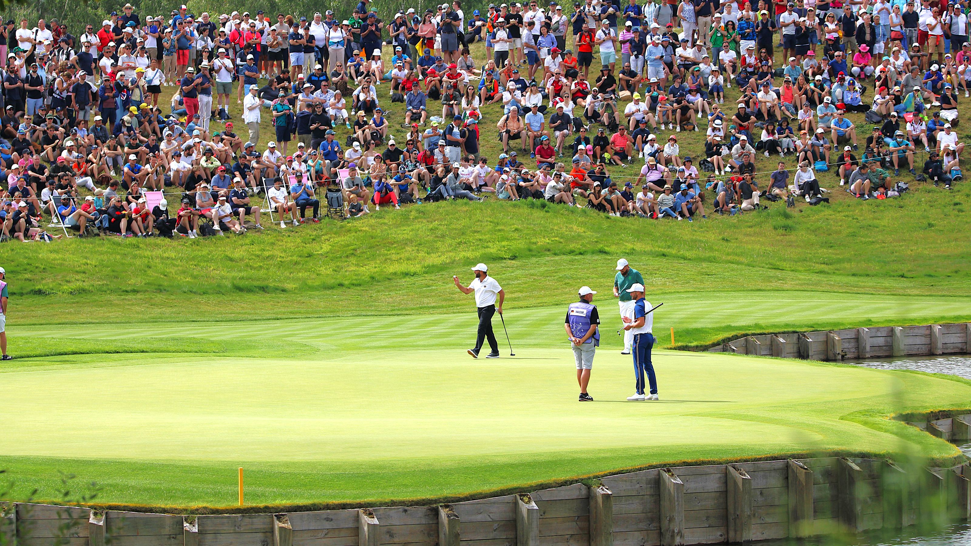 Zahlreiche Fans begleiteten den Deutschen Stephan Jäger auf Le Golf National. © DGV/Kirmaier