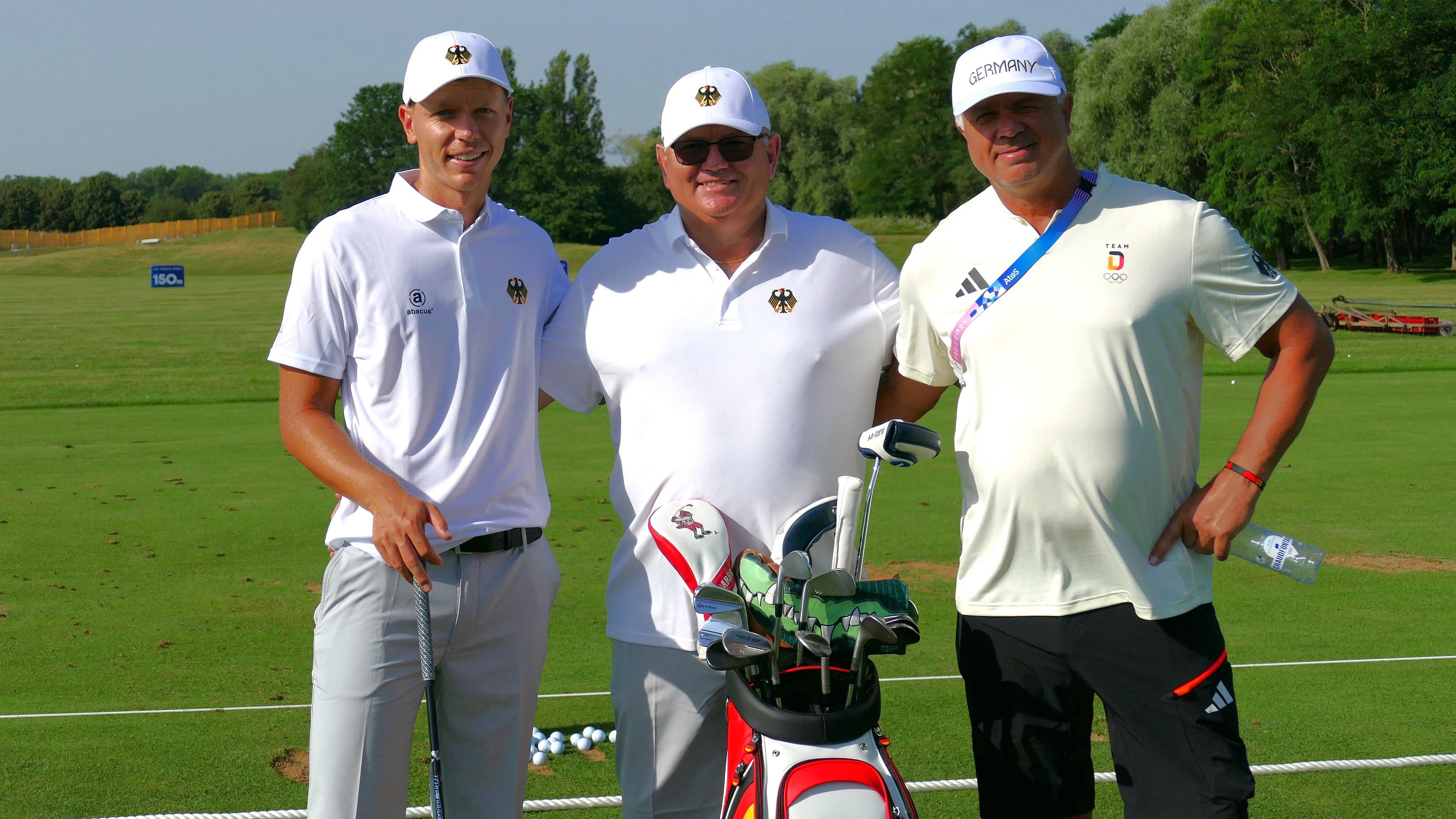 Matti Schmid mit Caddie Mike Waite und Herren-Bundestrainer Uli Eckhardt. | © DGV/Kirmaier