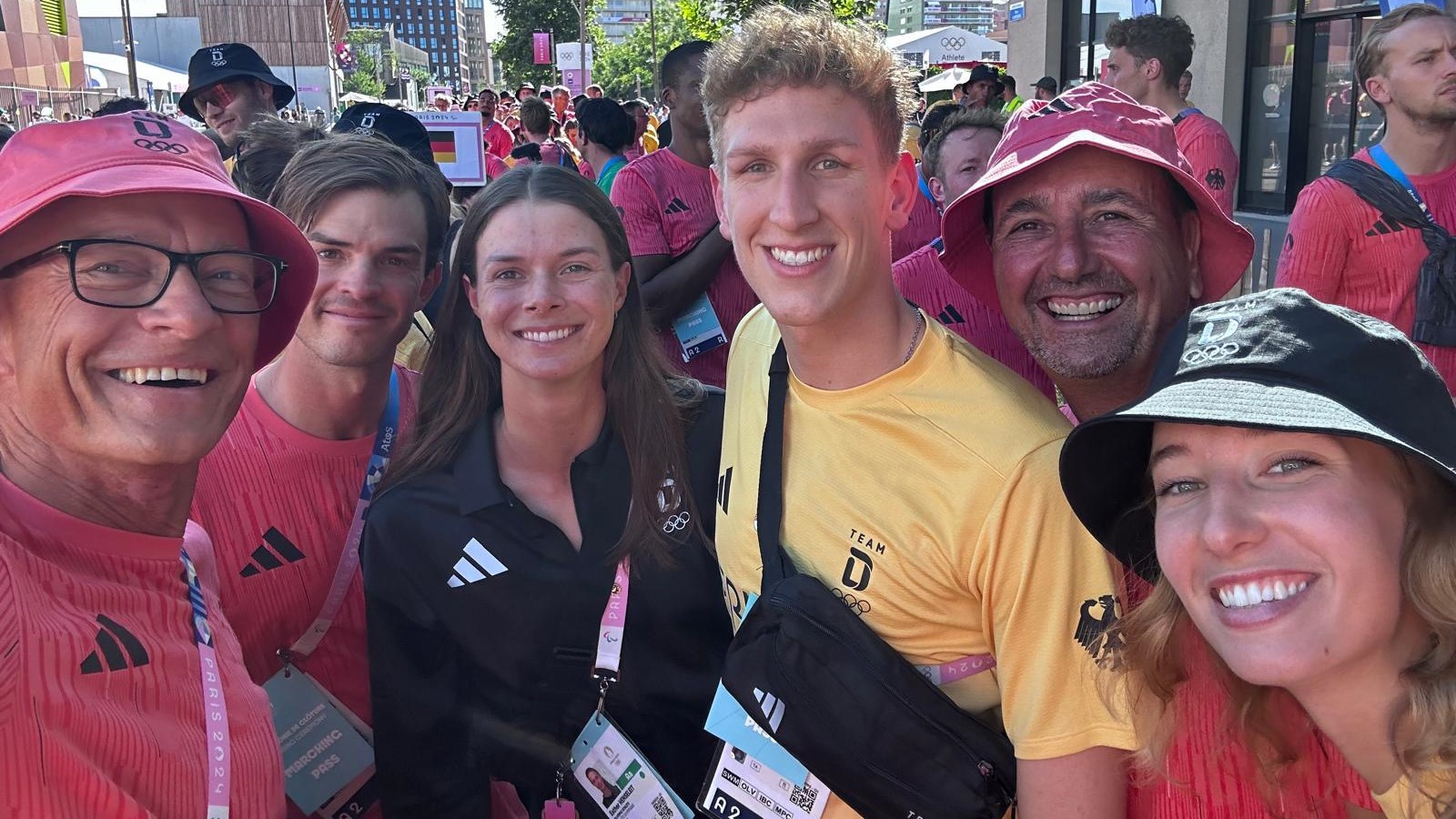 Das Golf Team Germany traf bei der Closing Ceremony zahlreiche Stars wie Schwimm-Olympiasieger Lukas Märtens. © Privat