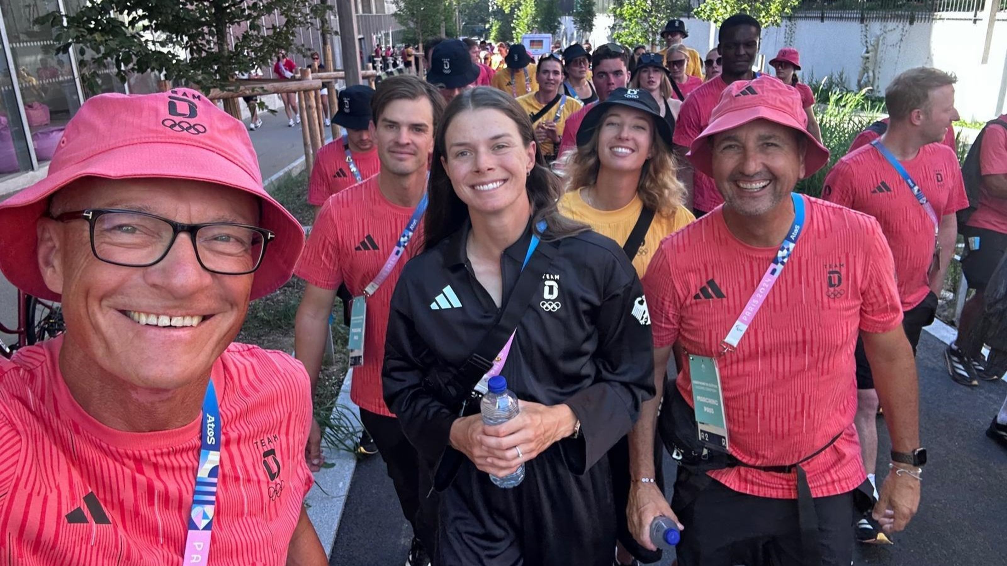 Deutsche Golf-Delegation bei der Abschlussfeier mit (v.l.) Marcus Neumann, Caddie Reece Philipps, Esther Henseleit, Alex Förstering und Stephan Morales. © Privat