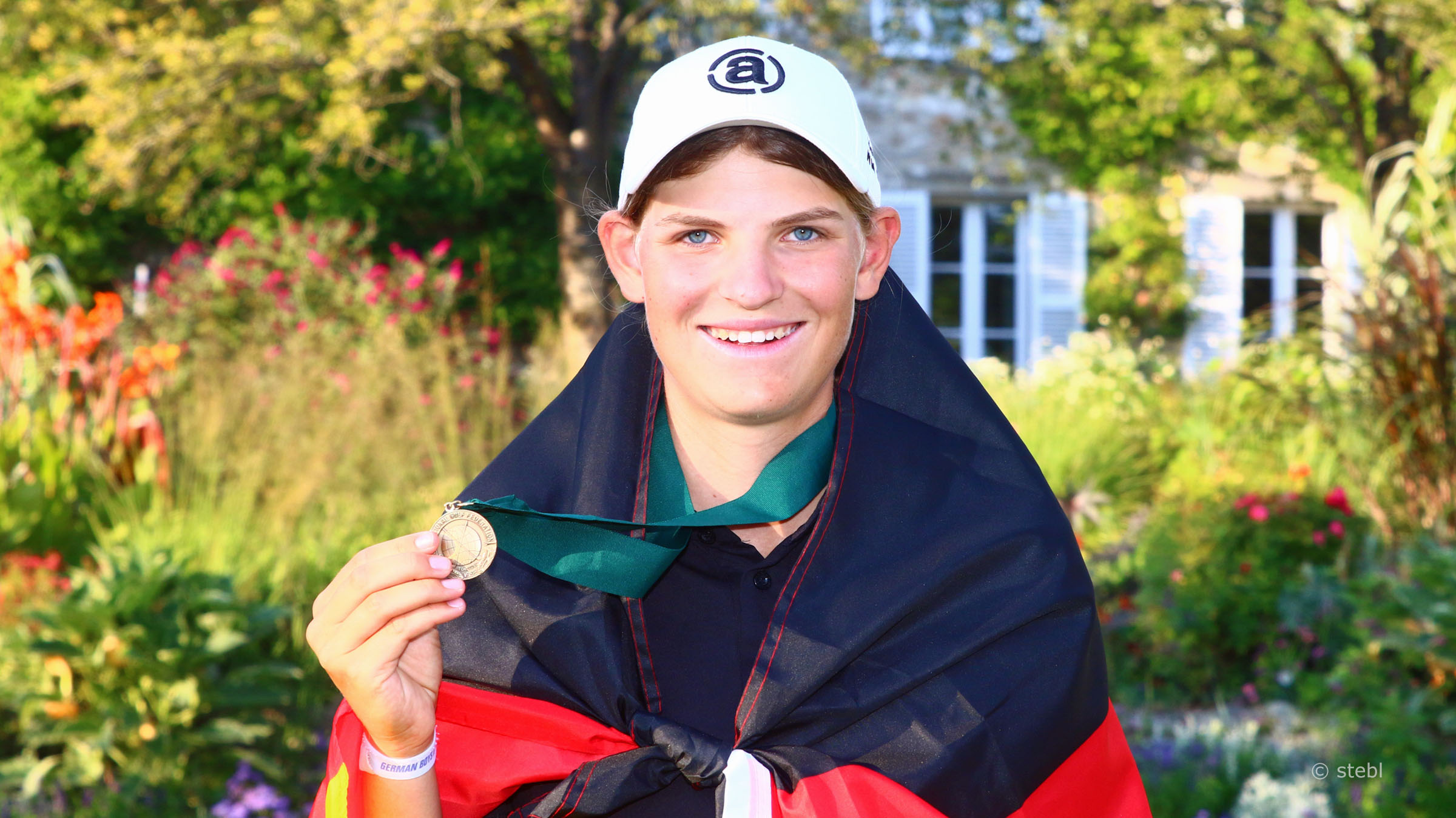 Helen Briem mit der Medaille bei der Team-WM 2022 in Paris