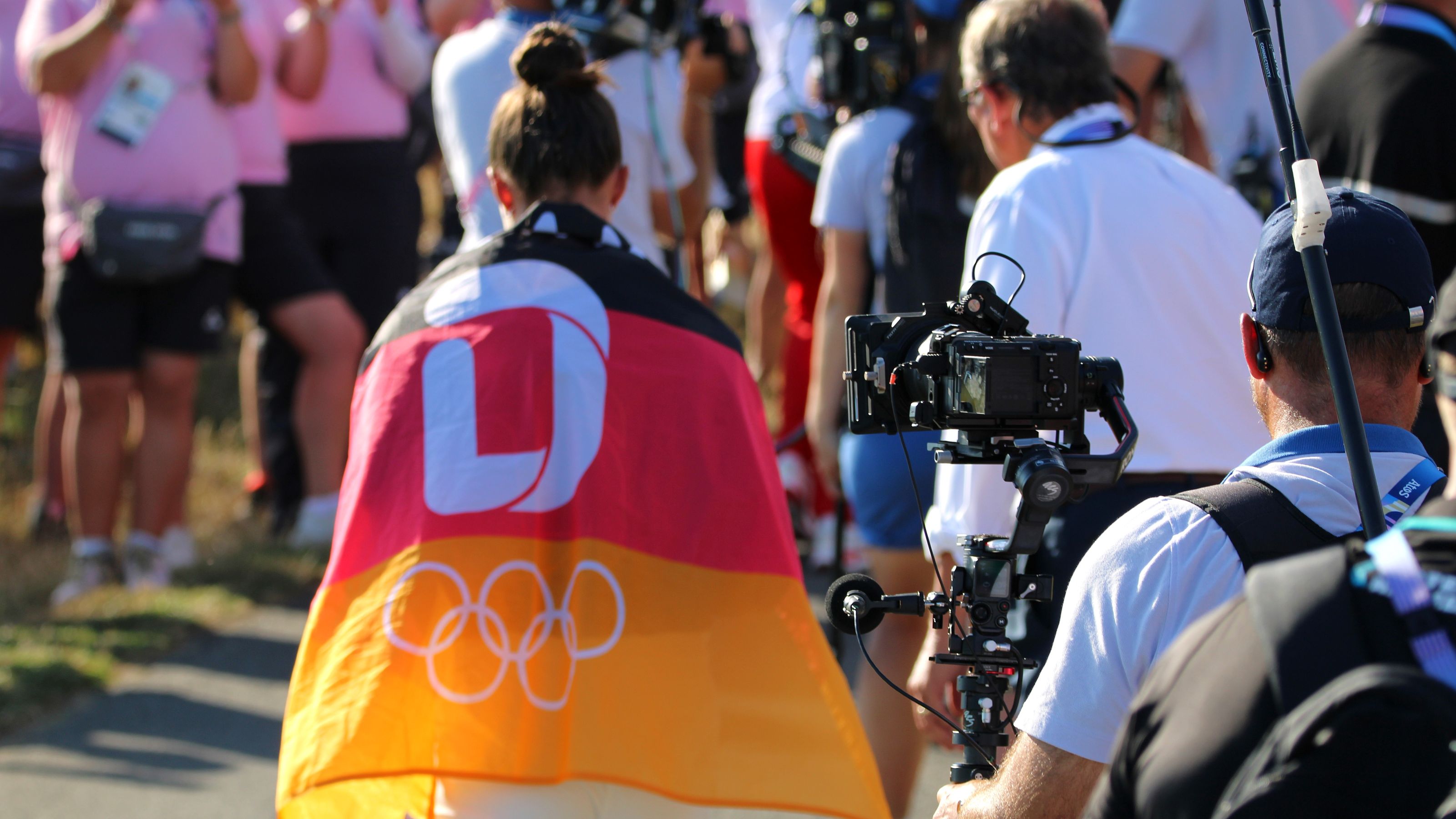 Esther Henseleit holt eine Medaille für Team D. © DGV/Kirmaier