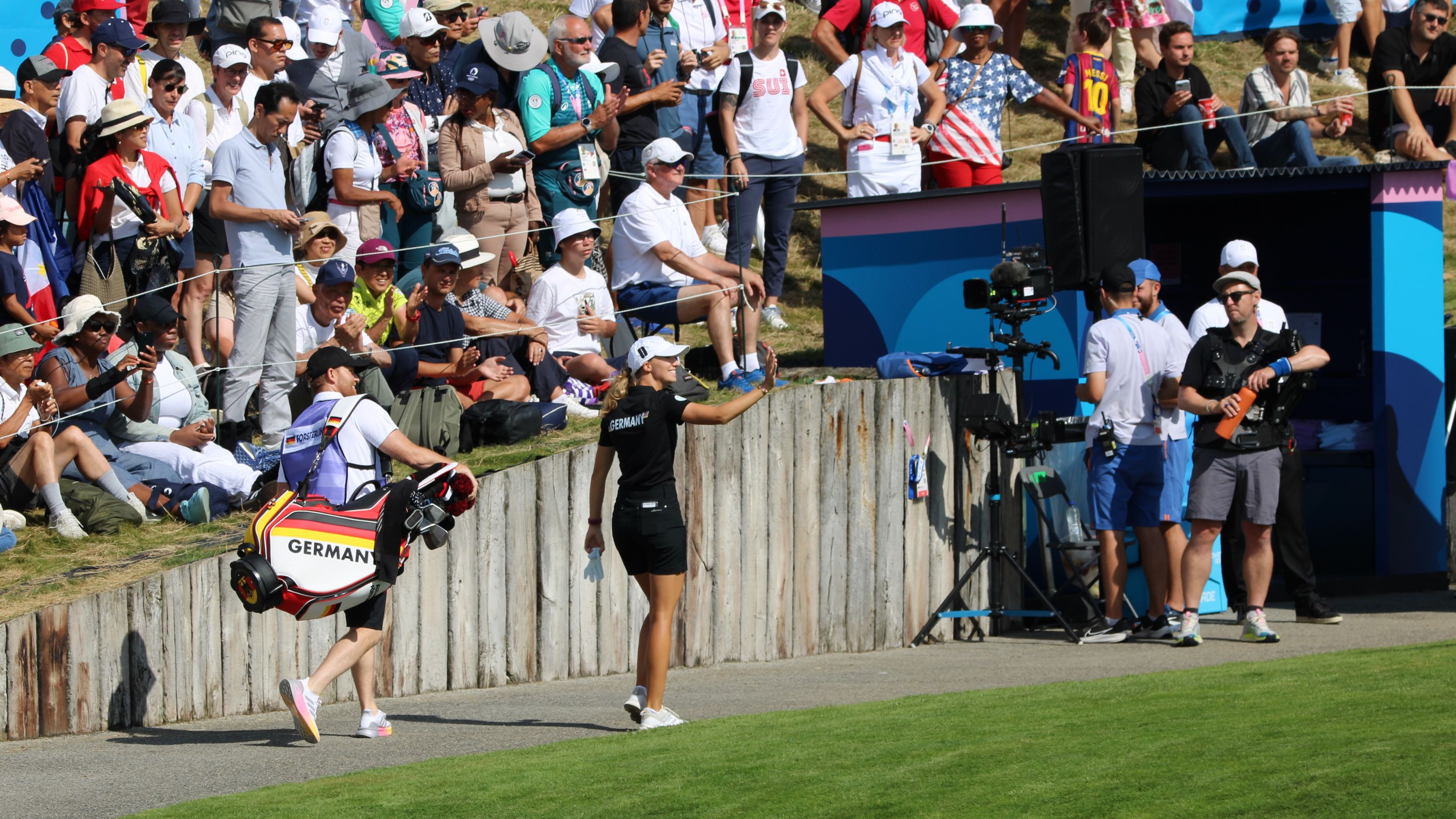 Alex Försterling begrüßt ihre Fans. | © DGV/Kirmaier