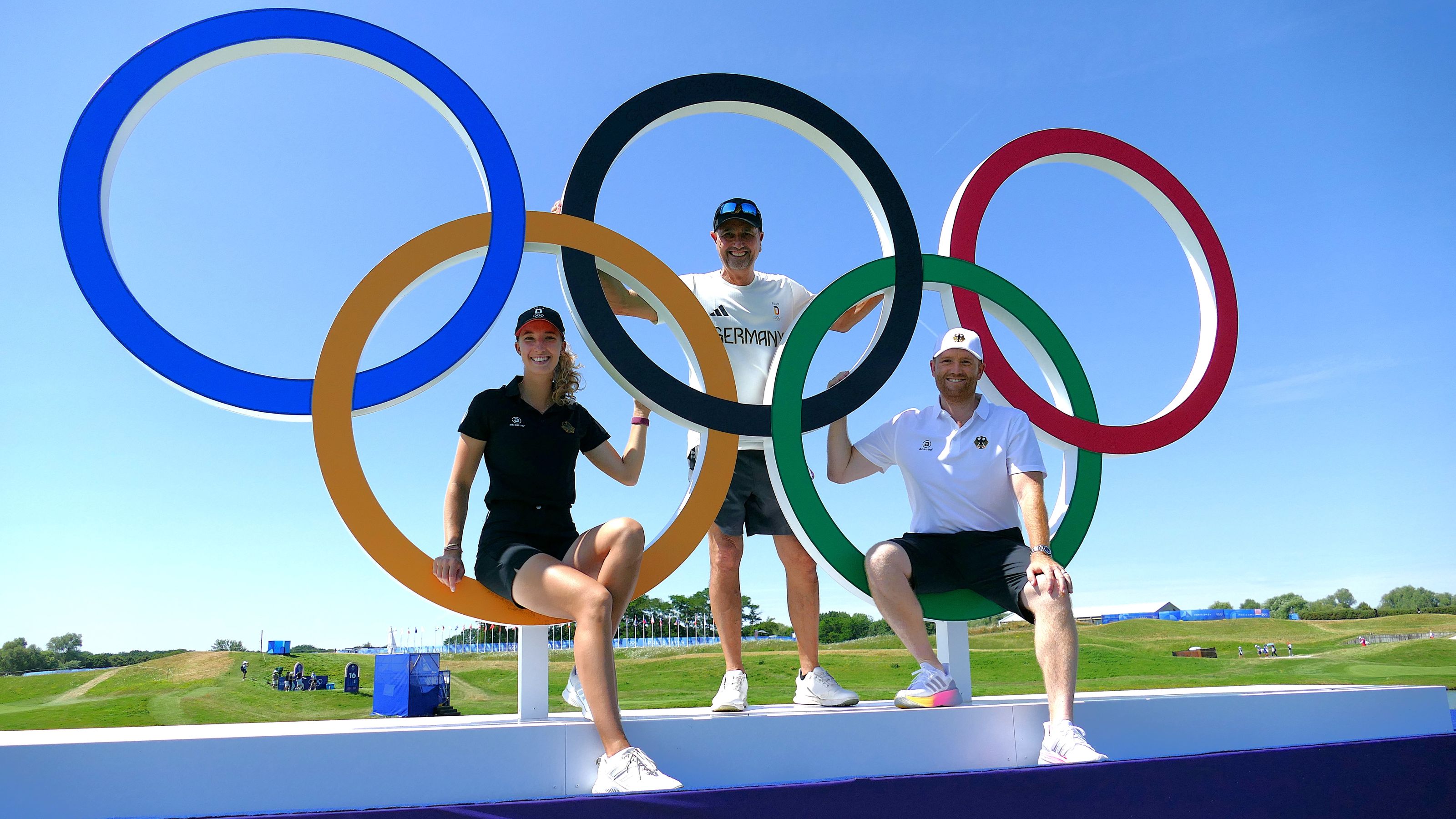 Und auch Alex Försterling ließ sich mit Caddie Philipp Mejow, Damen-Bundestrainer Stephan Morales und den fünf Ringen ablichten. © DGV/Kirmaier