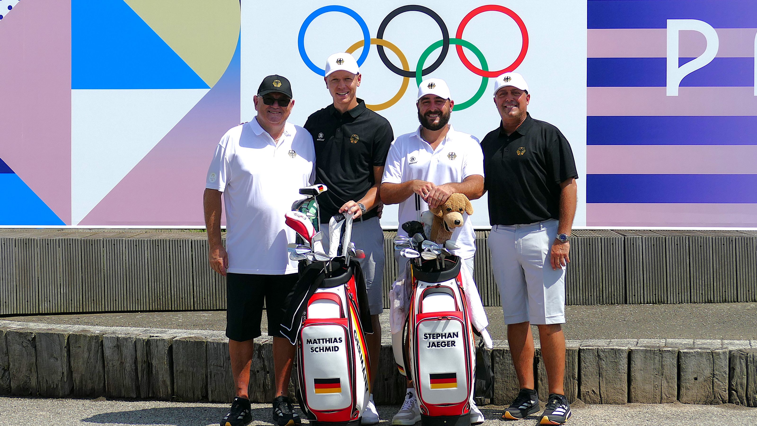 Die deutschen Olympioniken Matti Schmid und Stephan Jäger mit ihren beiden Caddies Mike Waite (l.) und Henry Diana (r.) © DGV/Kirmaier