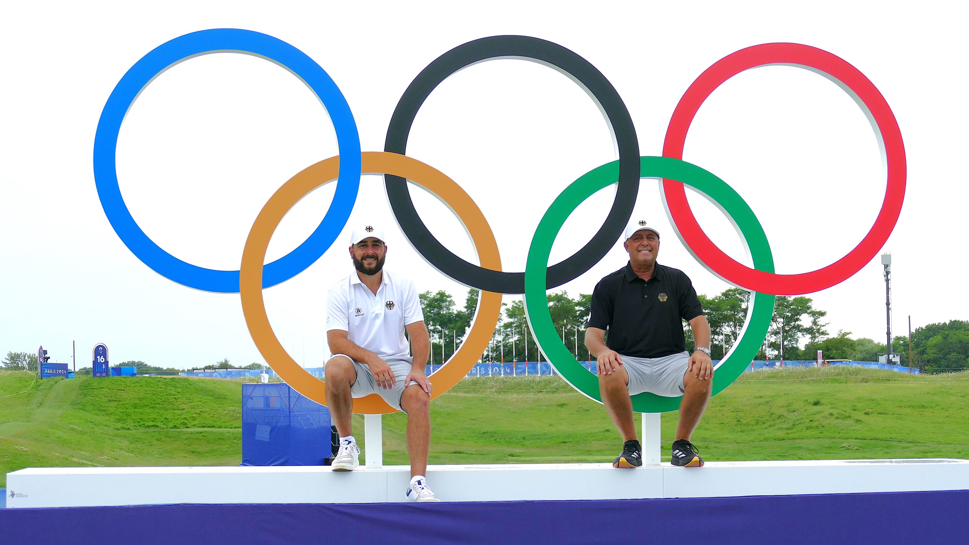 Stephan Jäger und Caddie Henry Diana nutzten die Chance auf das Foto bei den Olympischen Spielen in Paris. © DGV/Kirmaier